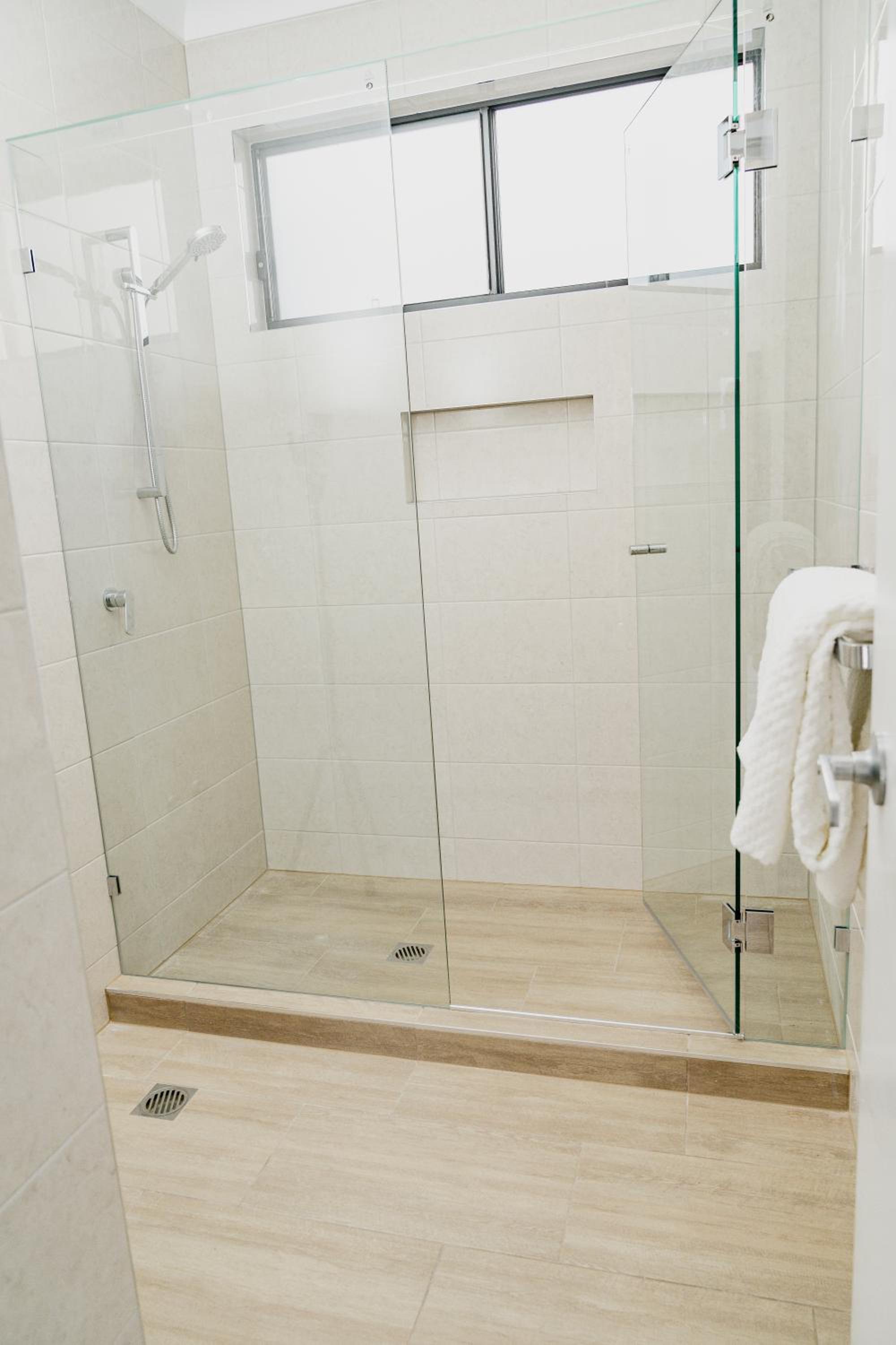 Entire Unit 02 Rooms 04 King Single Beds 11 kms to Goldcoast Airport