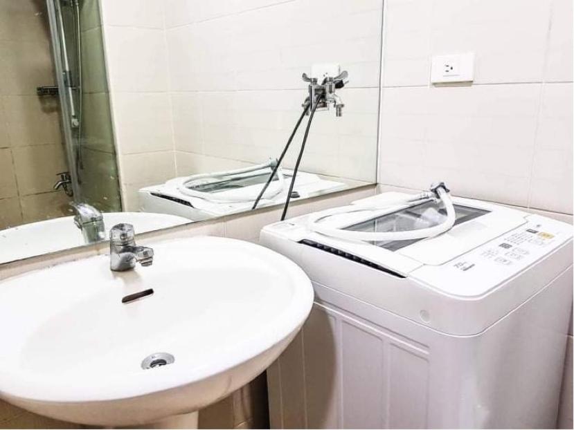 HOMEY MAKATI CONDO UNIT with NETFLIX view 3