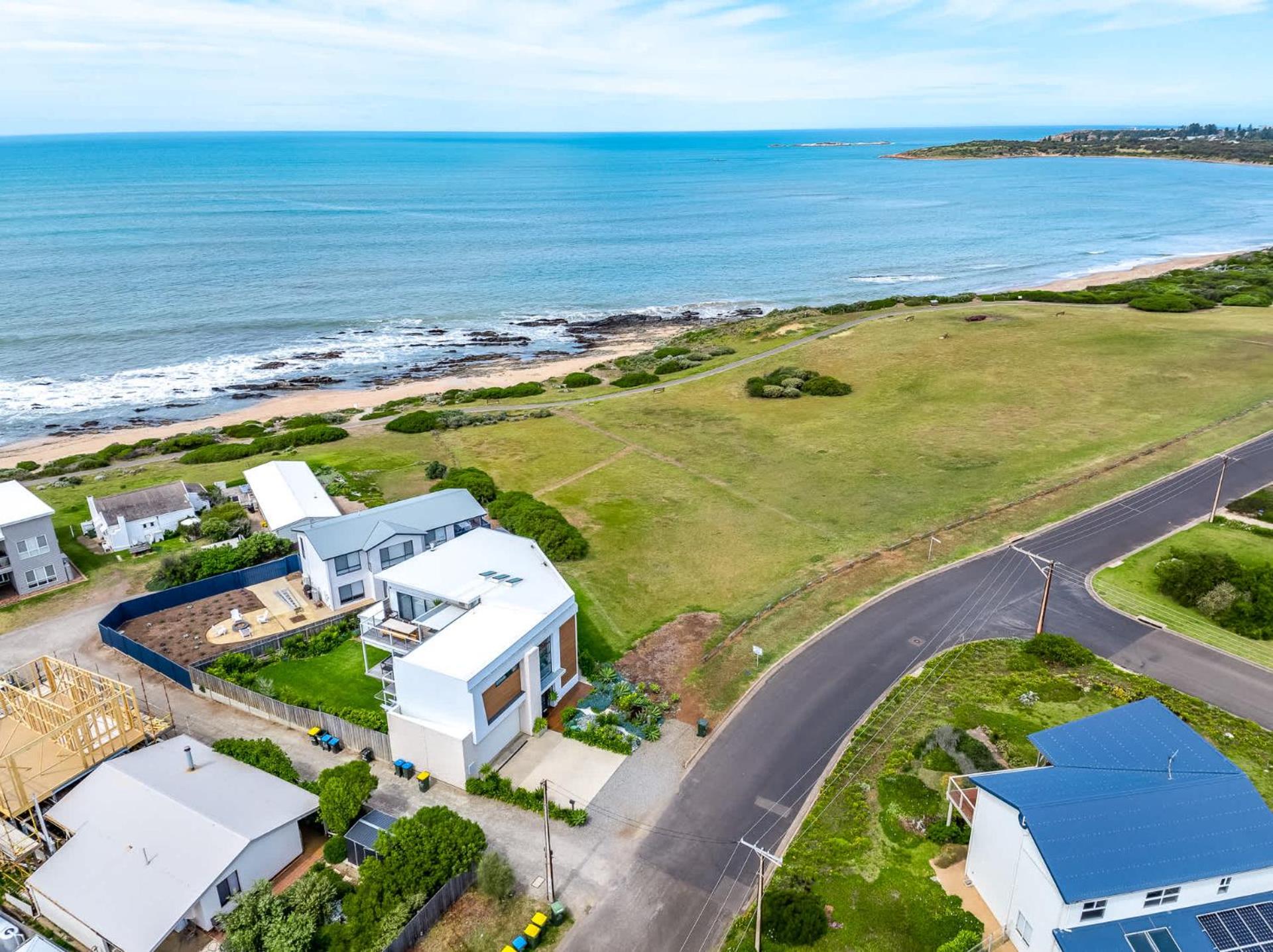 27 Seaview - Pets Negotiable - Wi-Fi - No Linen Included