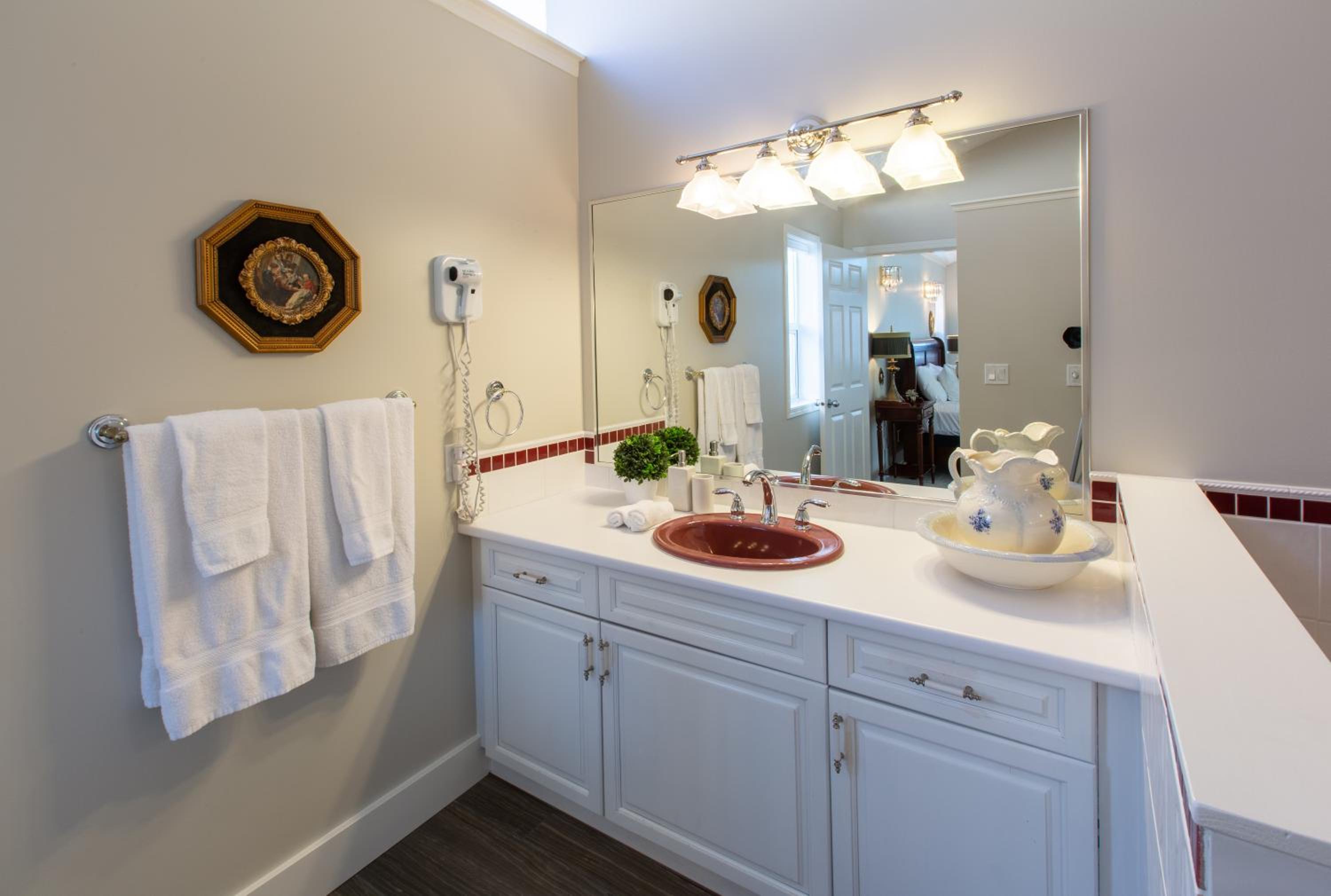 Menzies Manor #5 Penthouse-Charming Penthouse James Bay, Steps to the Ocean by Victoria Prime!