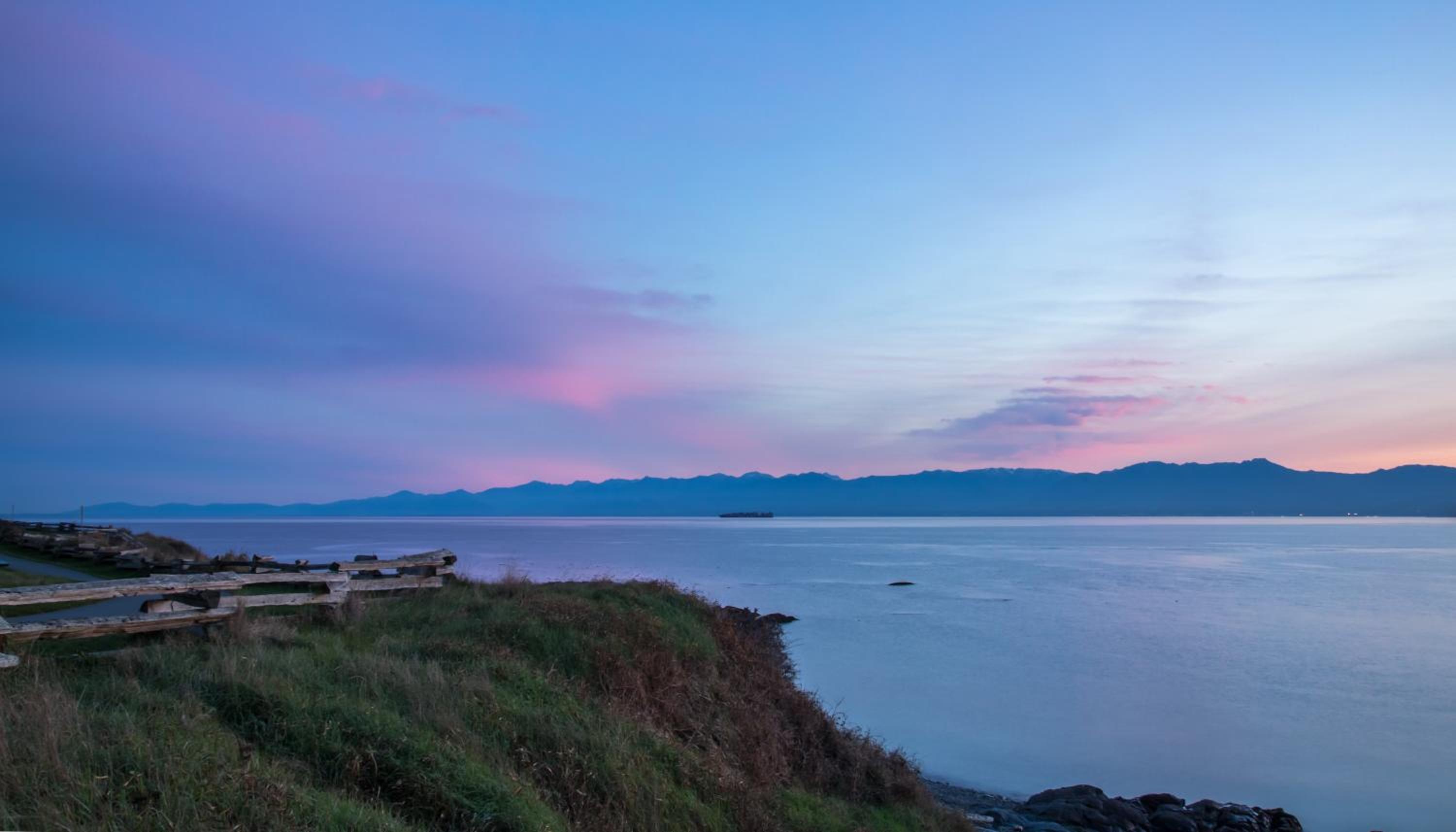 Menzies Manor #5 Penthouse-Charming Penthouse James Bay, Steps to the Ocean by Victoria Prime!