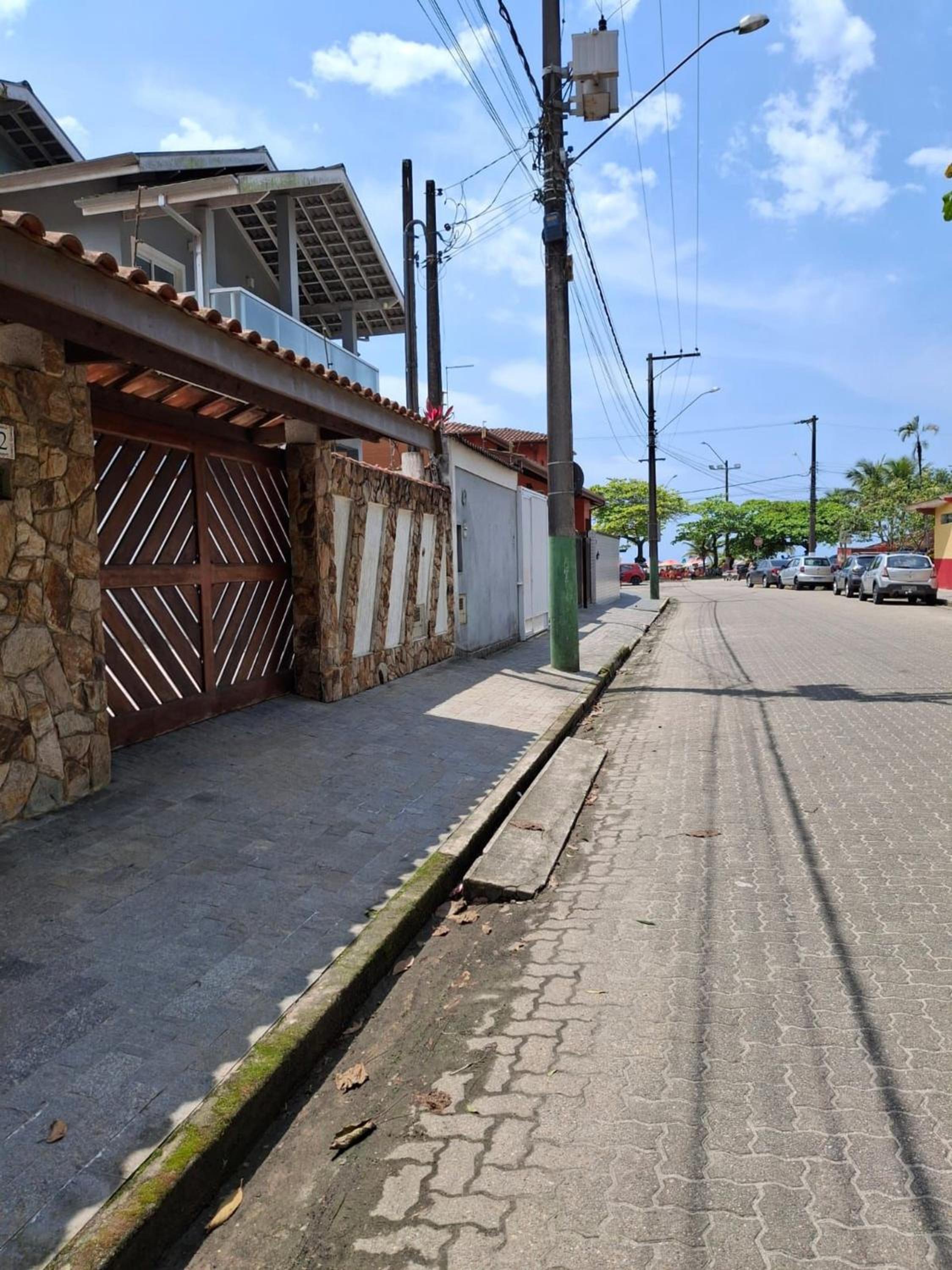Linda casa a poucos metros da praia 098