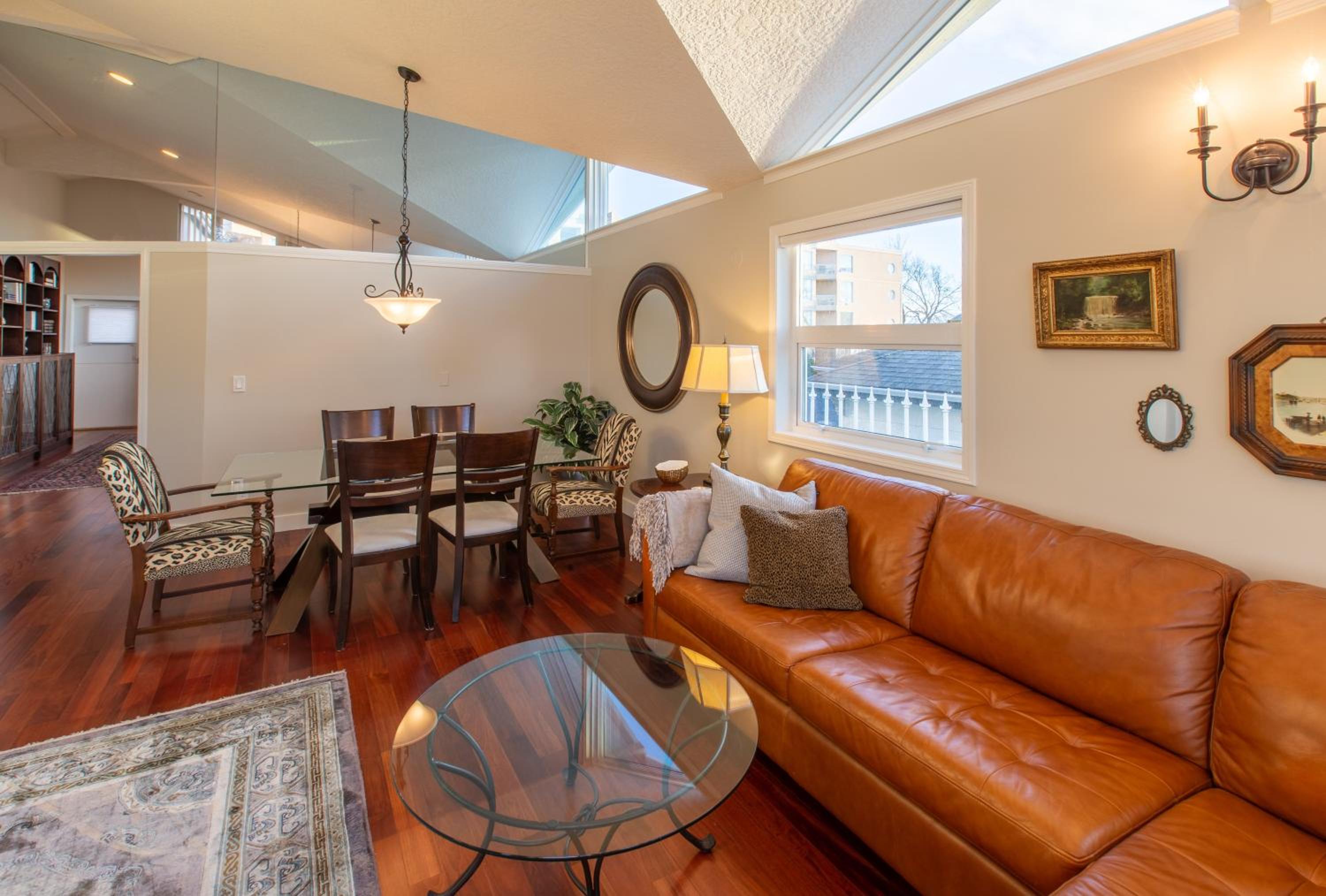 Menzies Manor #5 Penthouse-Charming Penthouse James Bay, Steps to the Ocean by Victoria Prime!