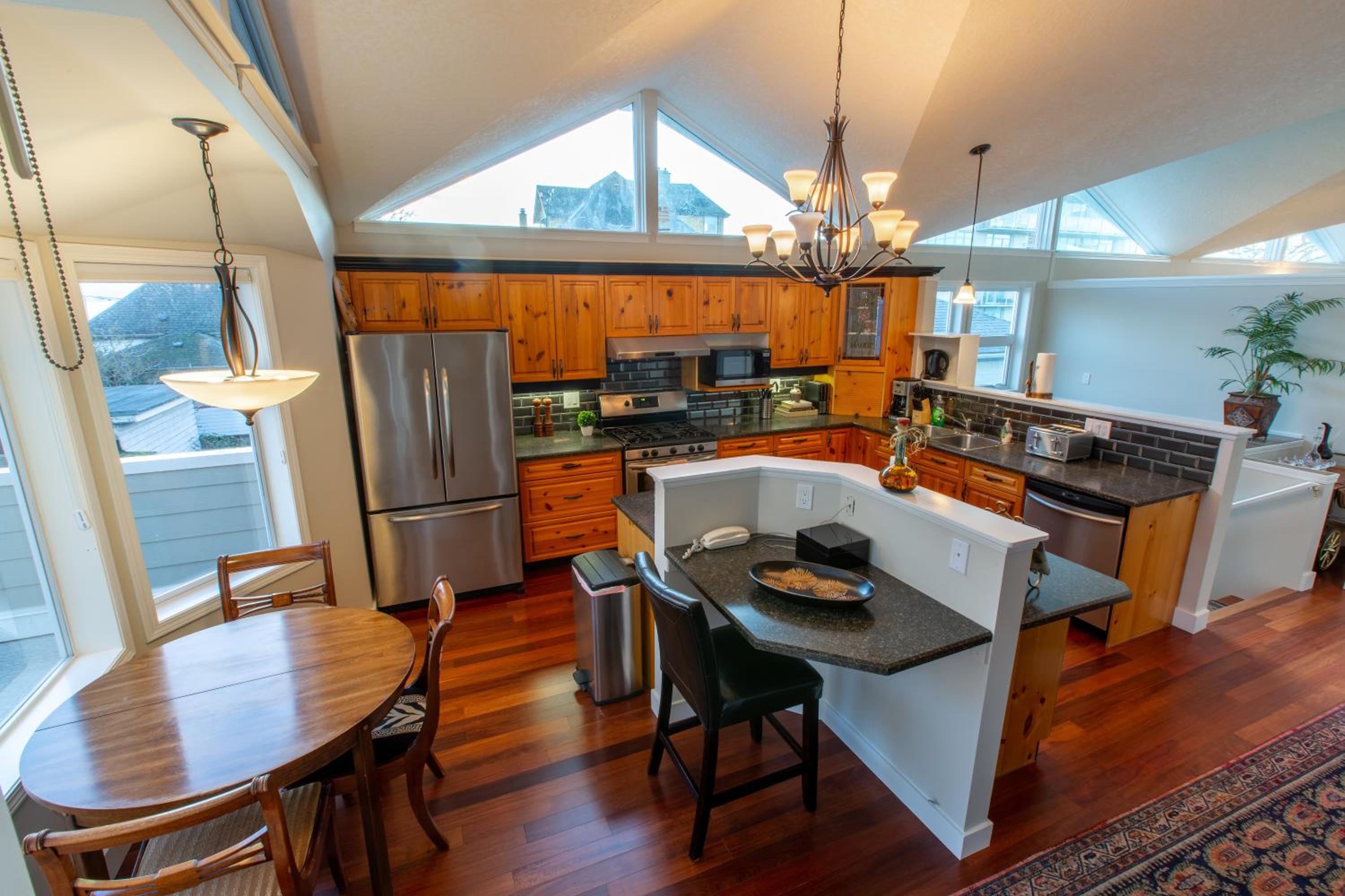 Menzies Manor #5 Penthouse-Charming Penthouse James Bay, Steps to the Ocean by Victoria Prime!