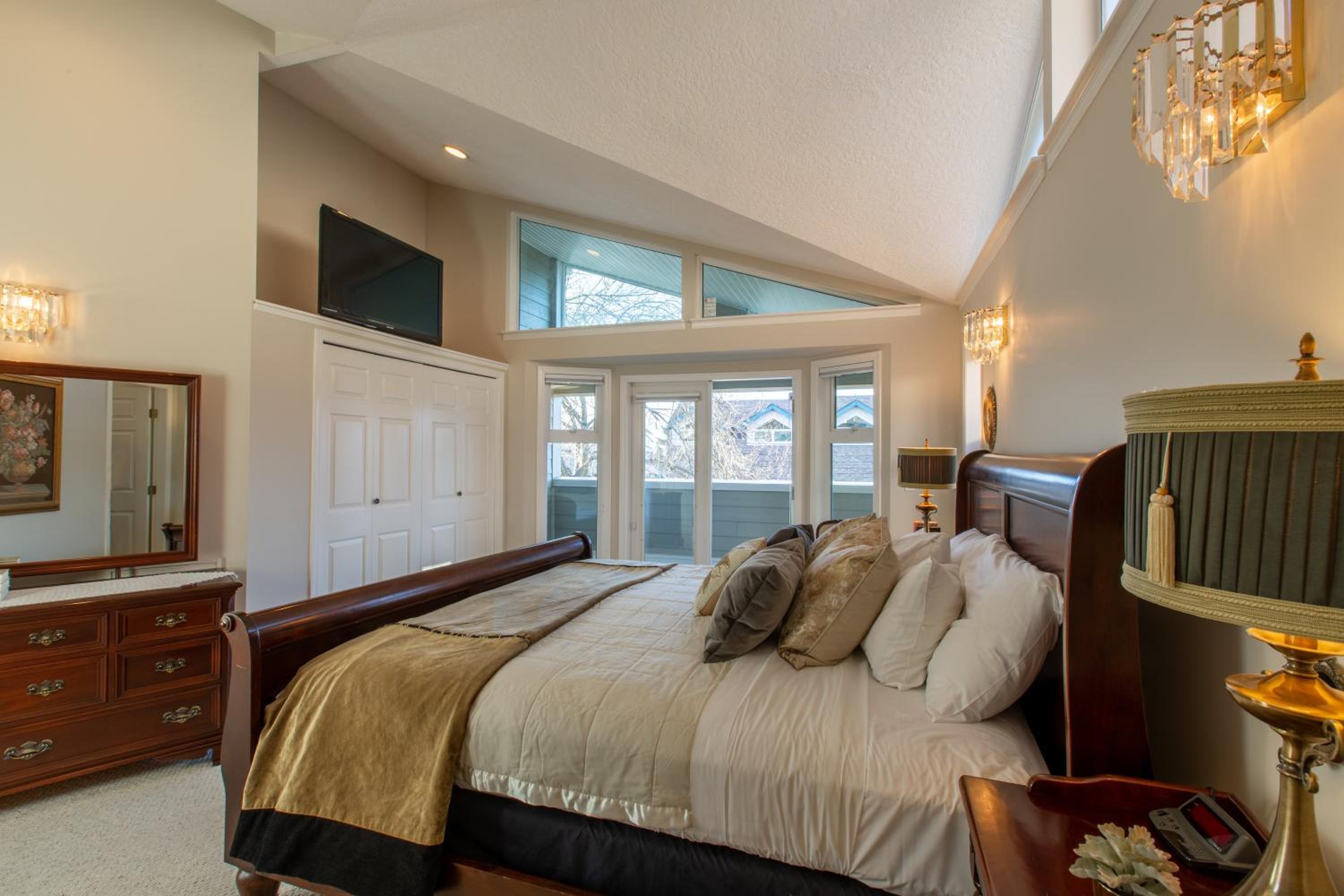 Menzies Manor #5 Penthouse-Charming Penthouse James Bay, Steps to the Ocean by Victoria Prime!
