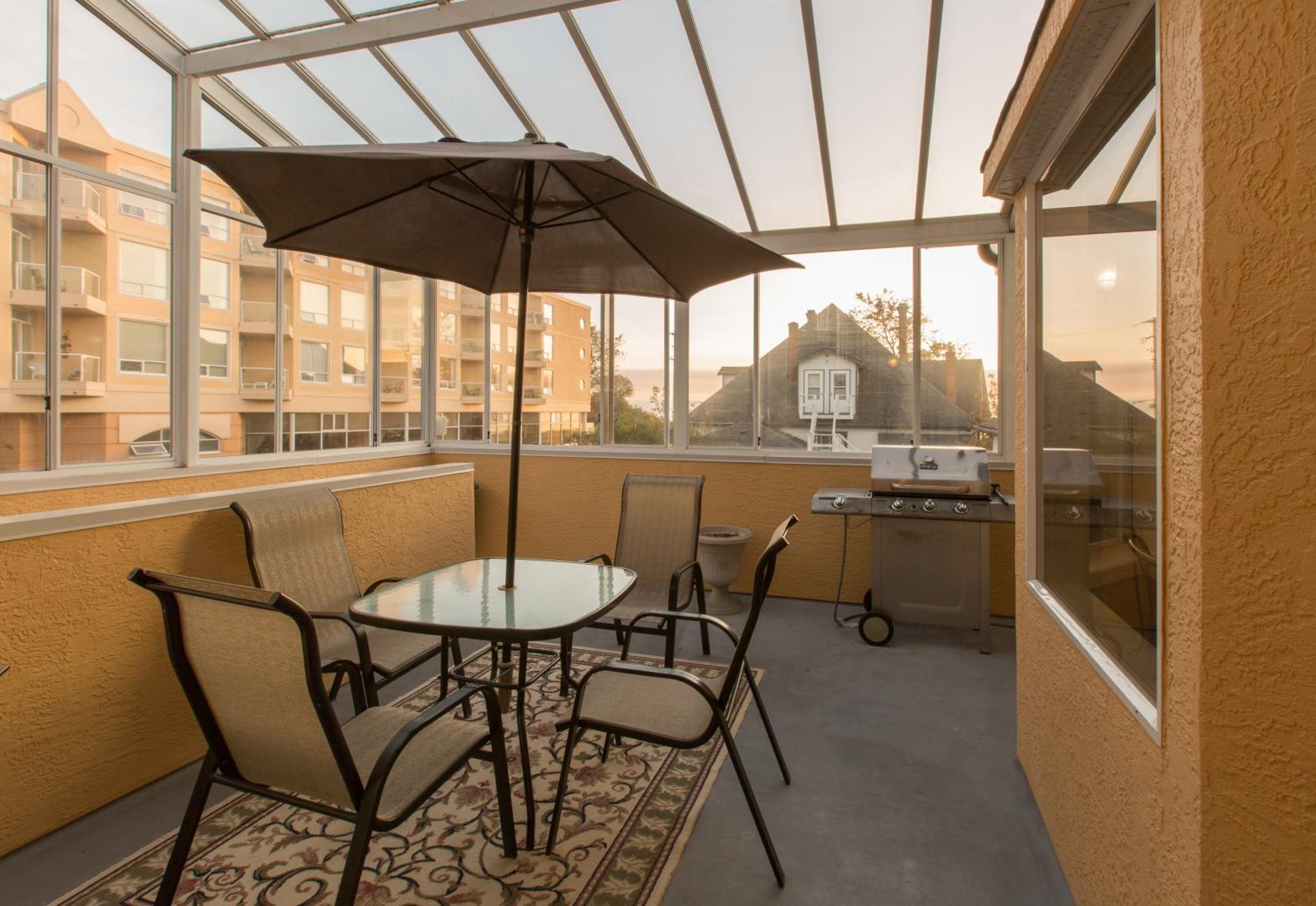 Menzies Manor #5 Penthouse-Charming Penthouse James Bay, Steps to the Ocean by Victoria Prime!