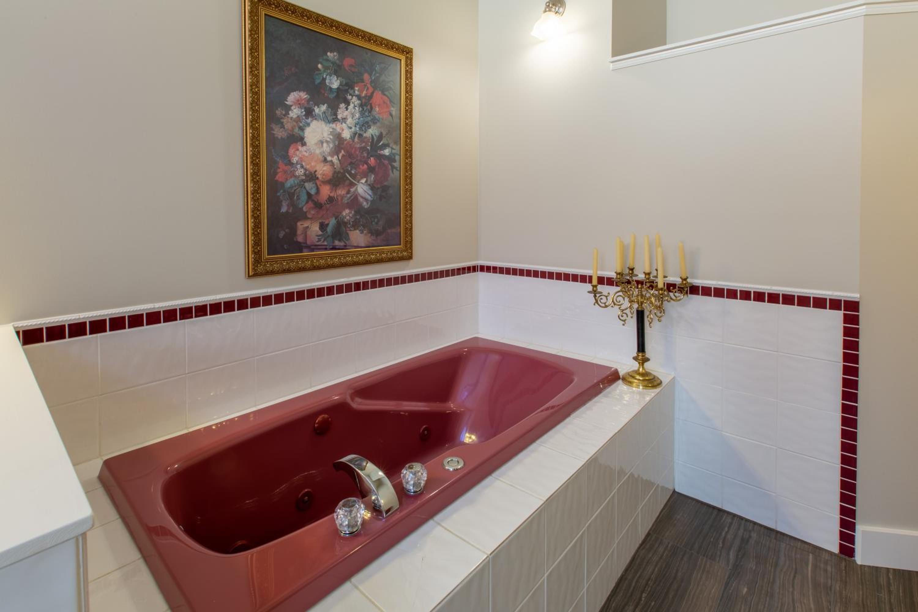 Menzies Manor #5 Penthouse-Charming Penthouse James Bay, Steps to the Ocean by Victoria Prime!