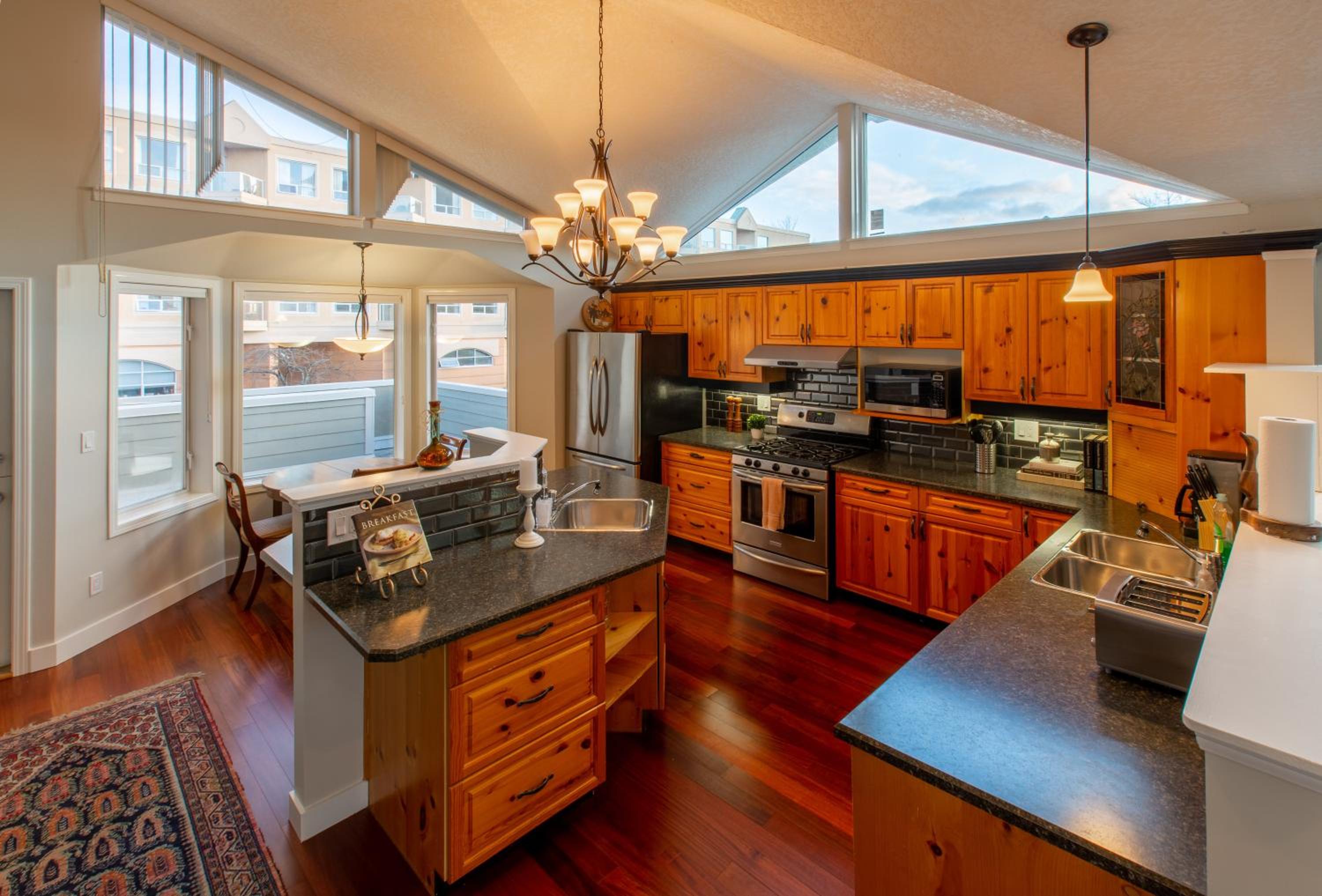 Menzies Manor #5 Penthouse-Charming Penthouse James Bay, Steps to the Ocean by Victoria Prime!