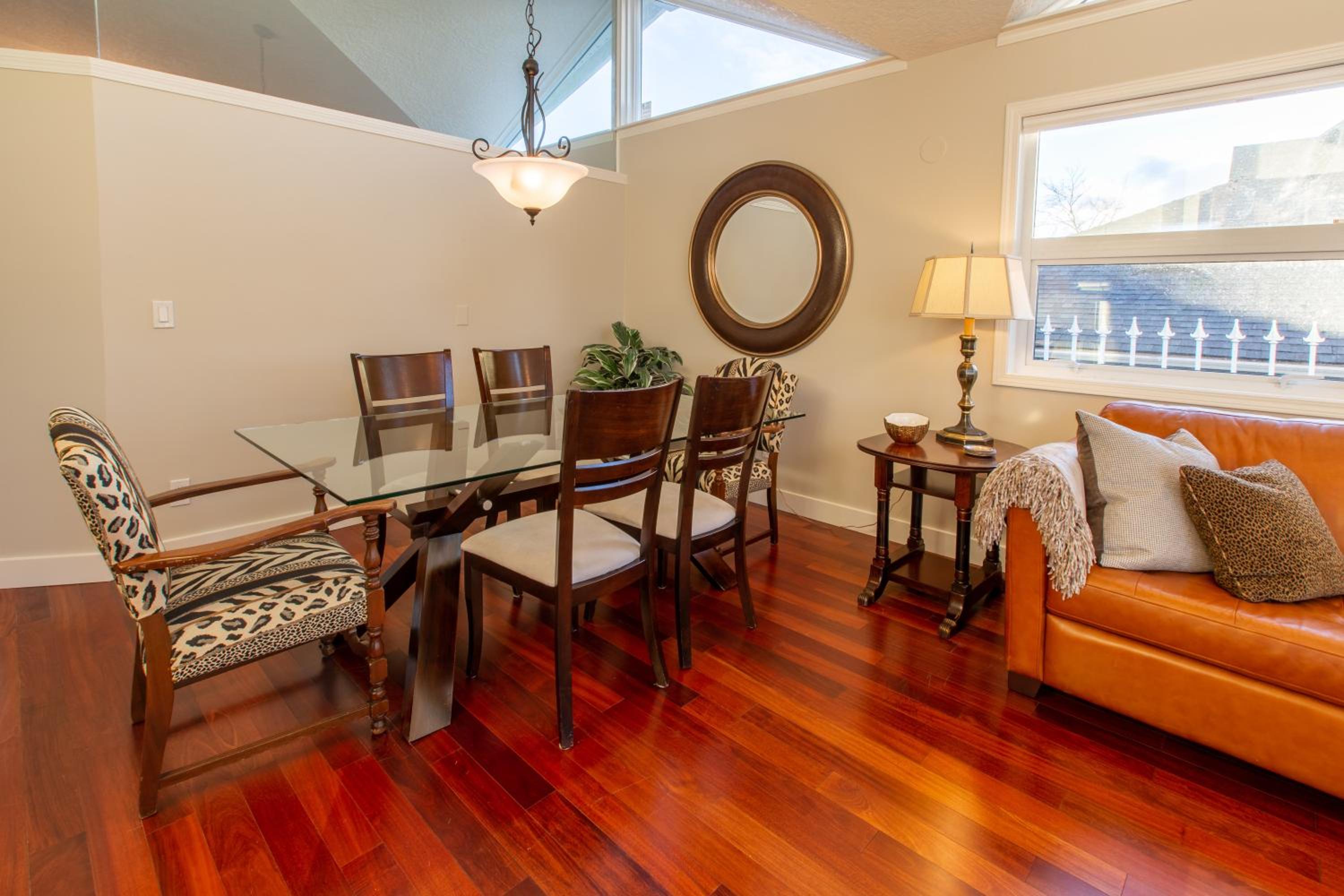 Menzies Manor #5 Penthouse-Charming Penthouse James Bay, Steps to the Ocean by Victoria Prime!