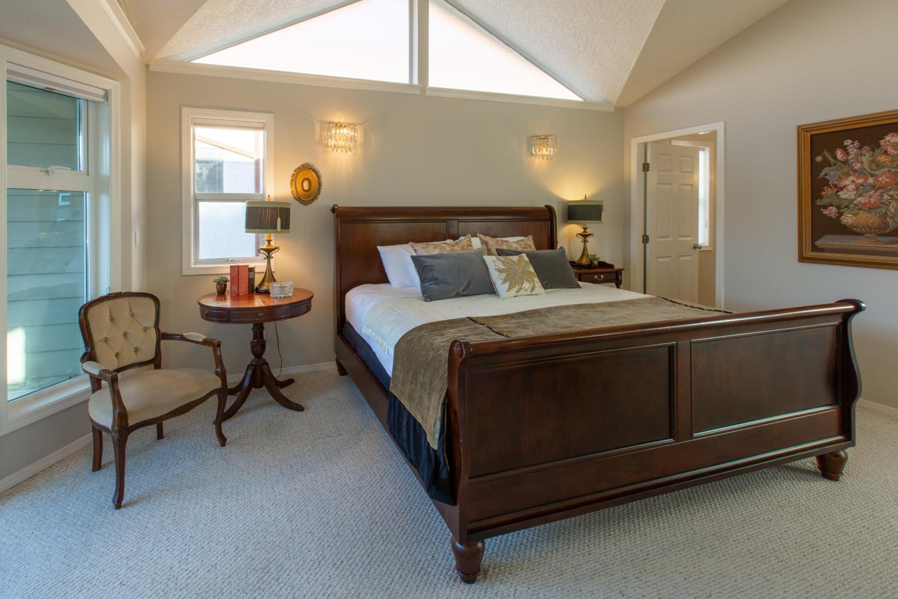 Menzies Manor #5 Penthouse-Charming Penthouse James Bay, Steps to the Ocean by Victoria Prime!