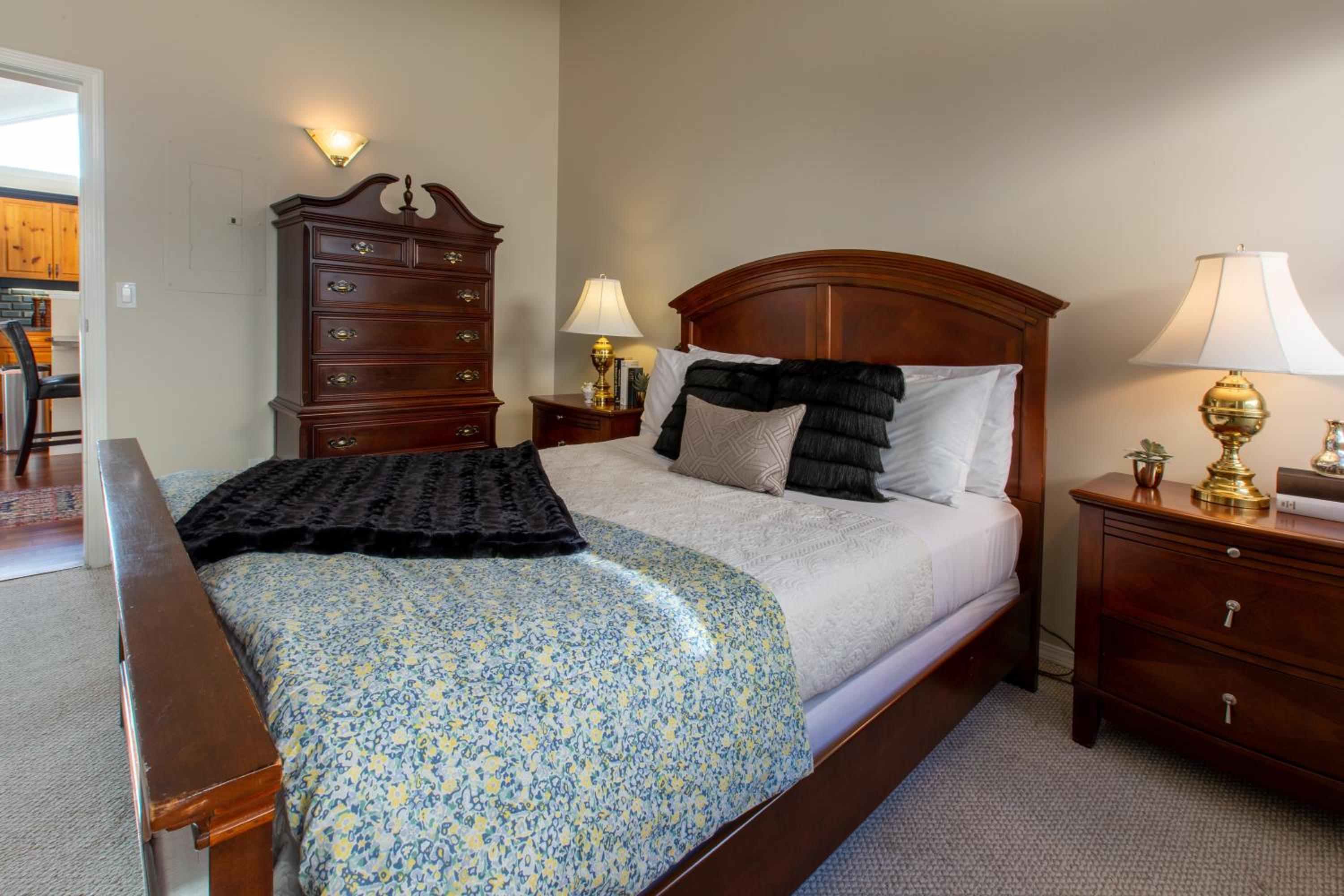 Menzies Manor #5 Penthouse-Charming Penthouse James Bay, Steps to the Ocean by Victoria Prime!