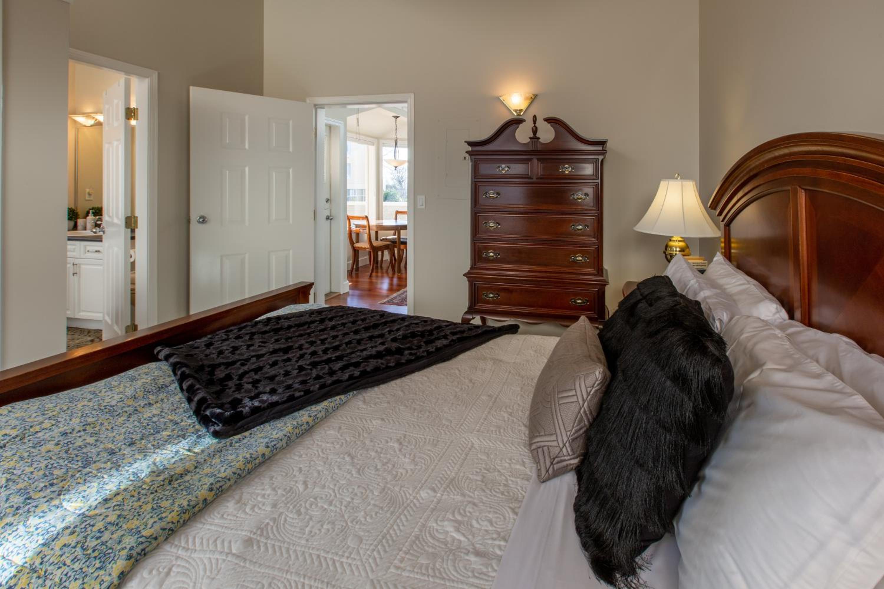 Menzies Manor #5 Penthouse-Charming Penthouse James Bay, Steps to the Ocean by Victoria Prime!
