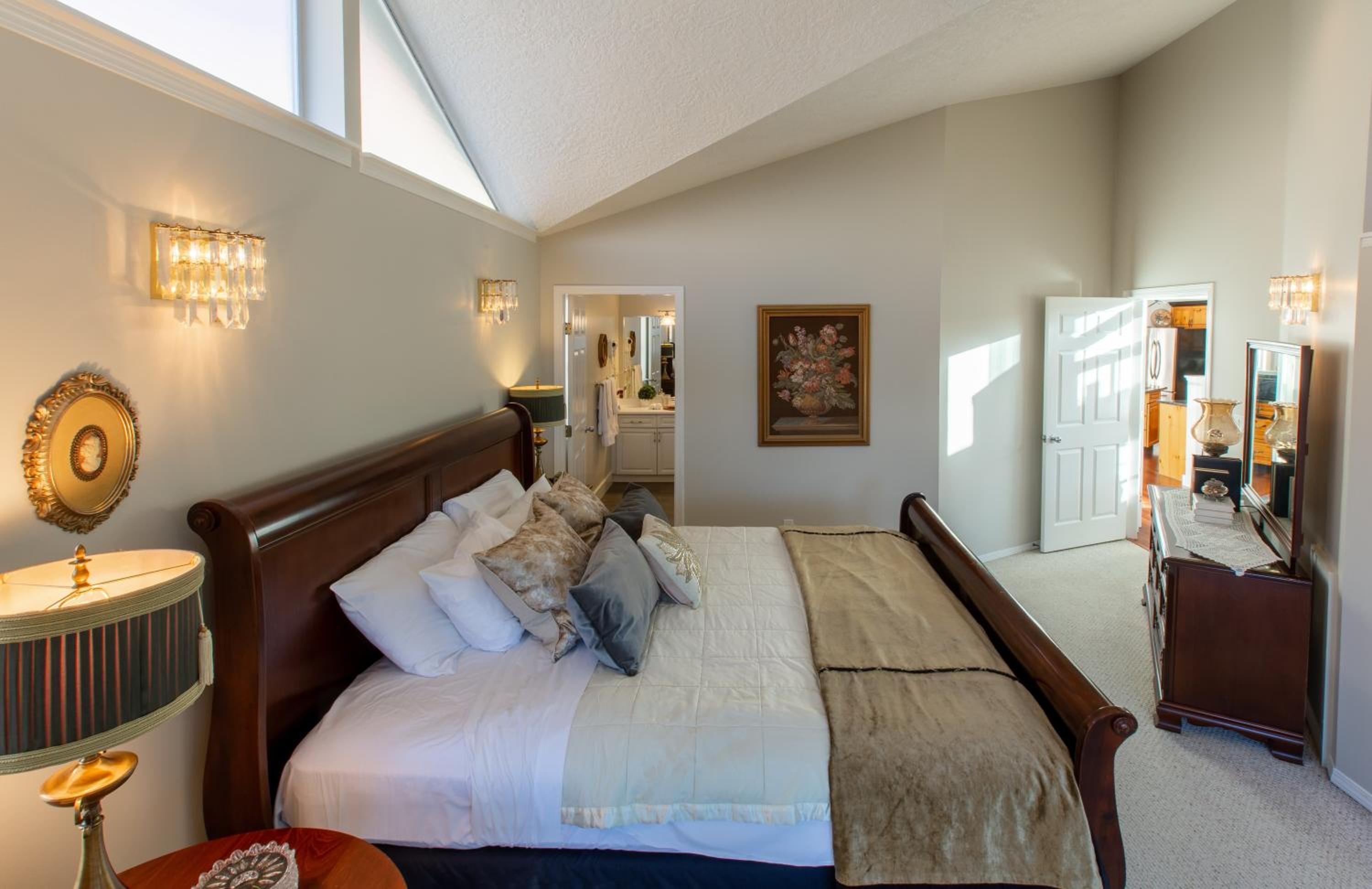 Menzies Manor #5 Penthouse-Charming Penthouse James Bay, Steps to the Ocean by Victoria Prime!