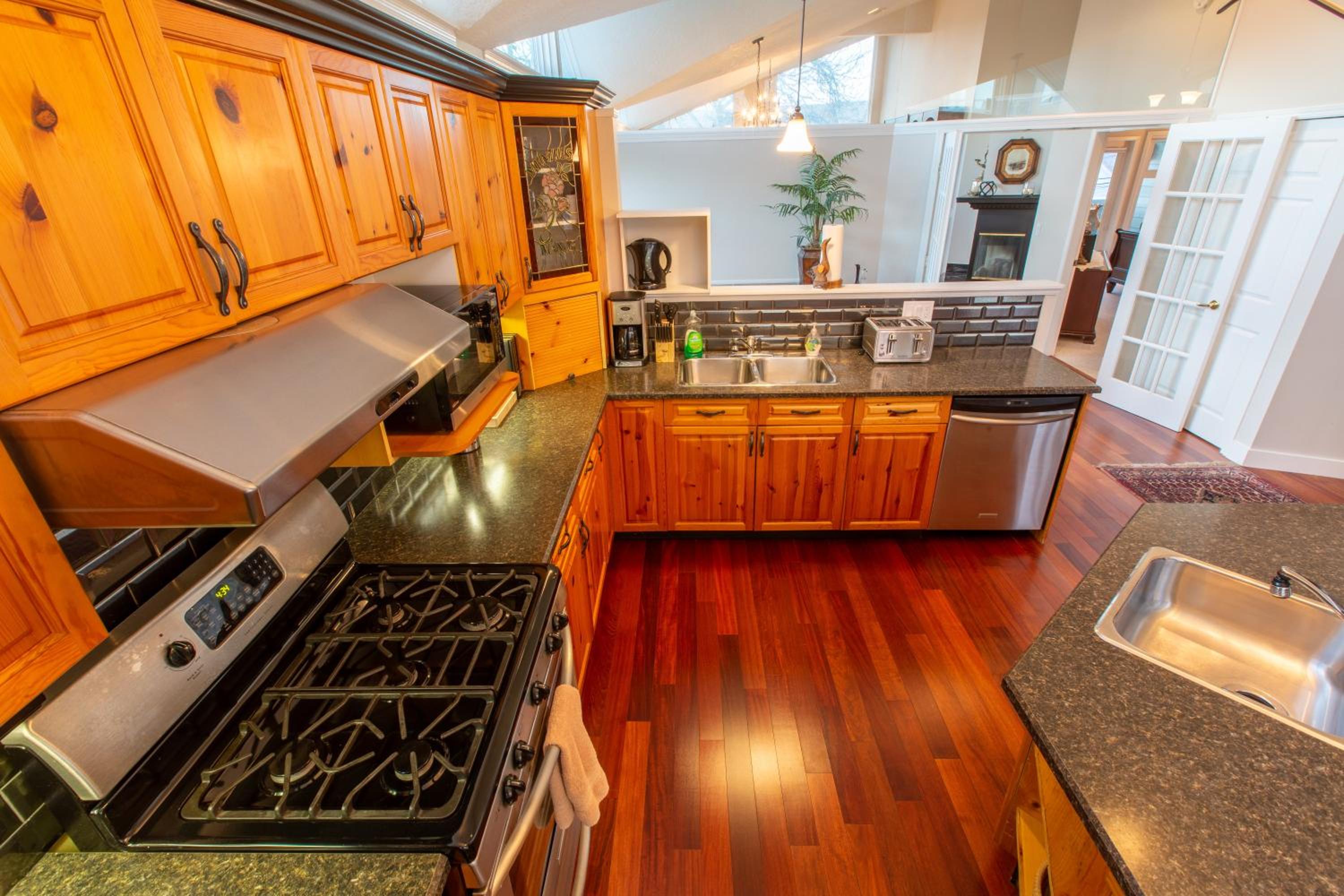 Menzies Manor #5 Penthouse-Charming Penthouse James Bay, Steps to the Ocean by Victoria Prime!