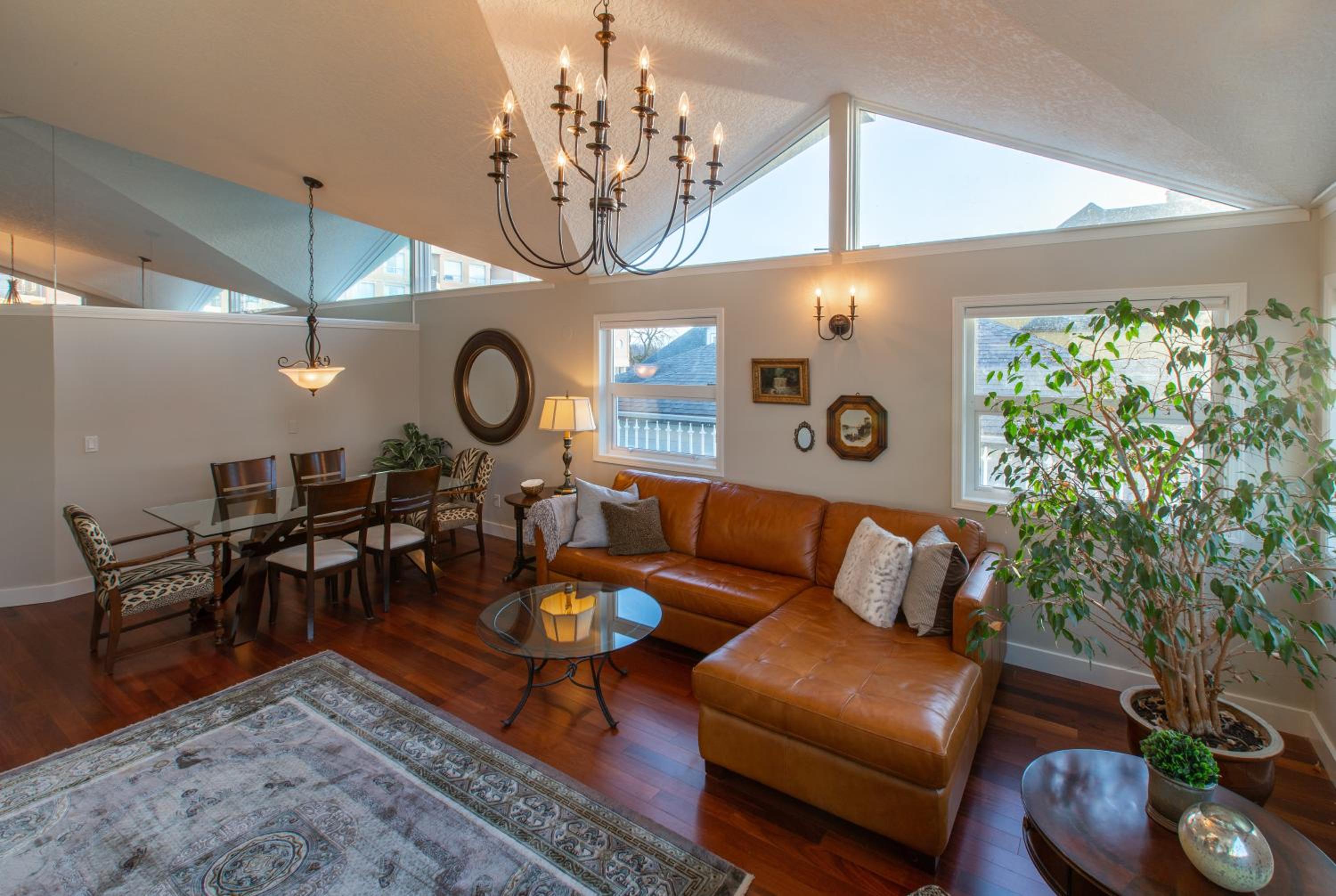 Menzies Manor #5 Penthouse-Charming Penthouse James Bay, Steps to the Ocean by Victoria Prime!