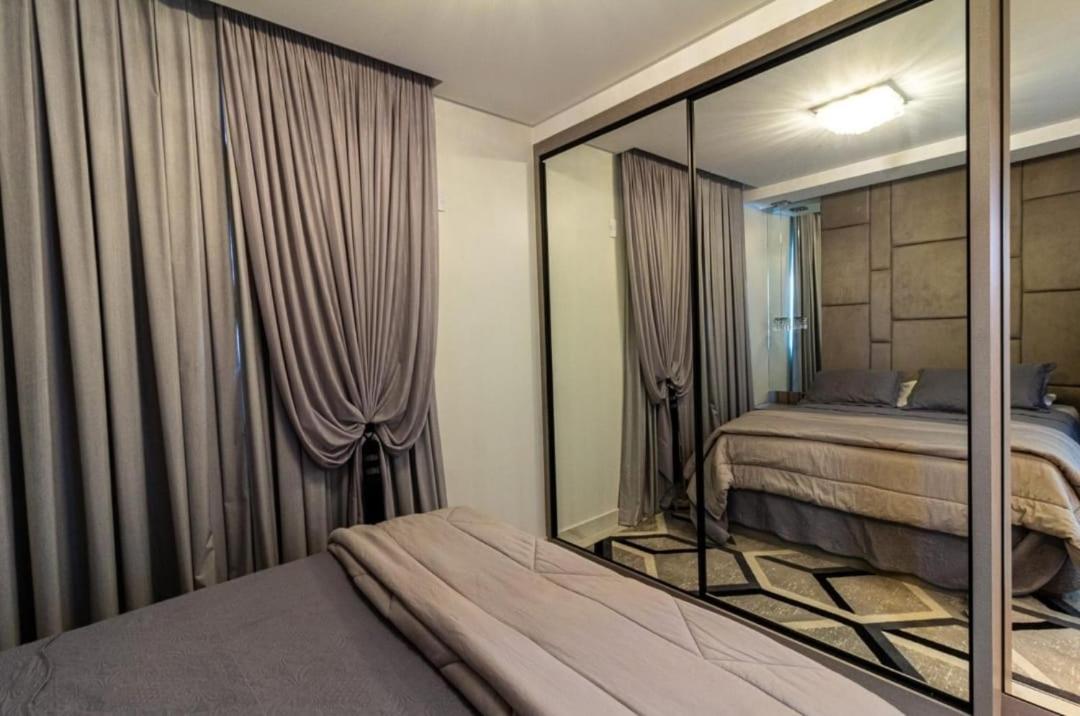 Apartamento 3 suítes - Meia Praia - Itapema - 4 min de caminhada até a praia