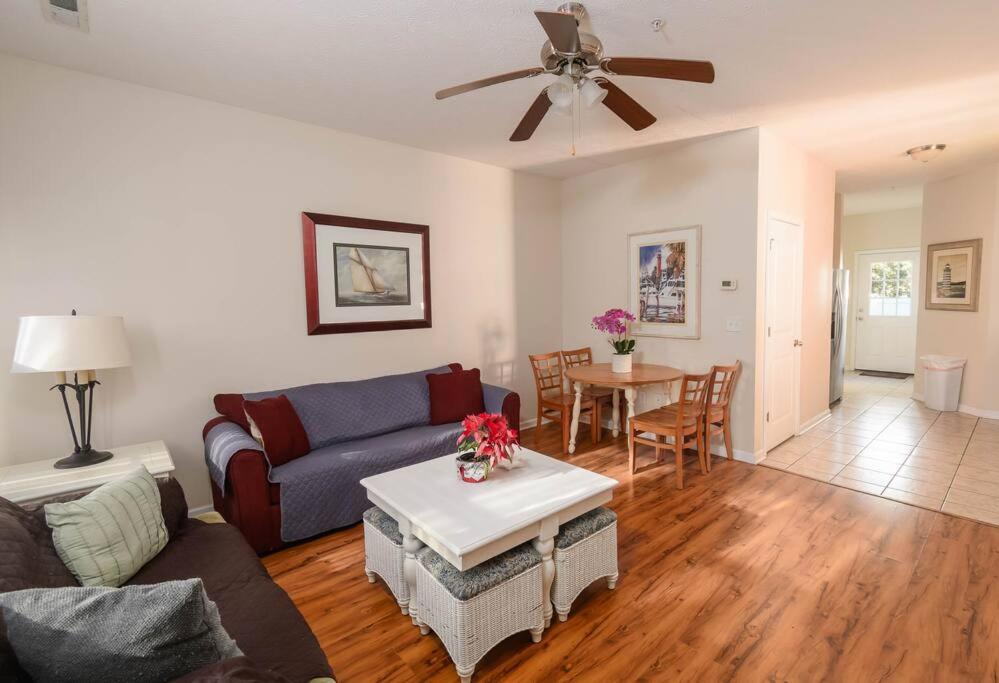 Lovely 2-level 2-bedroom cottage, 1 block to beach view 5