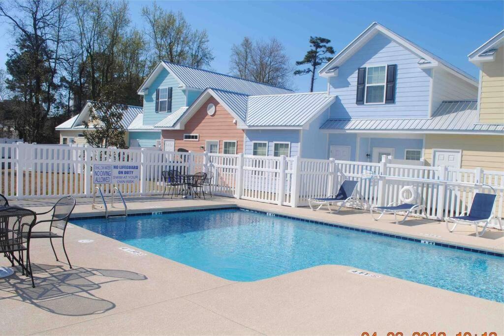 Lovely 2-level 2-bedroom cottage, 1 block to beach view 3
