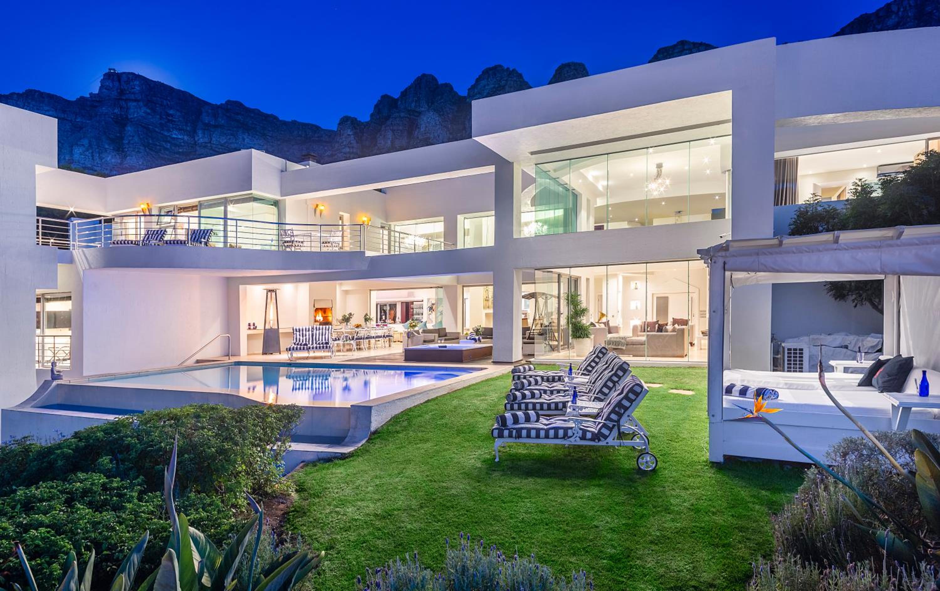 Hollywood Mansion & Spa Camps Bay view 4