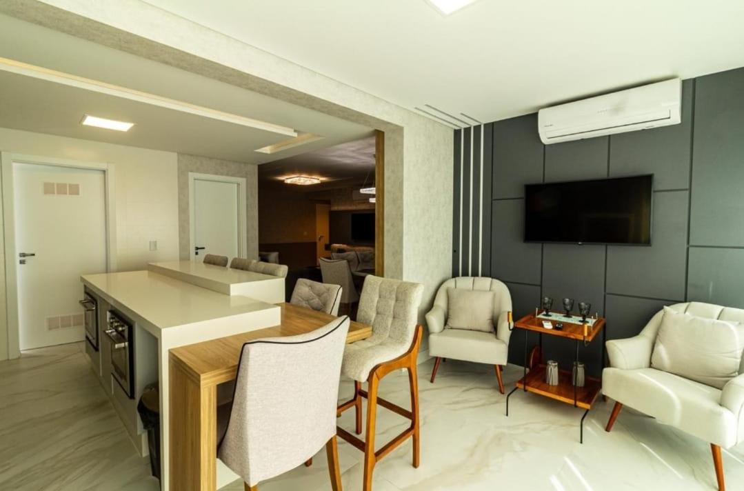 Apartamento 3 suítes - Meia Praia - Itapema - 4 min de caminhada até a praia