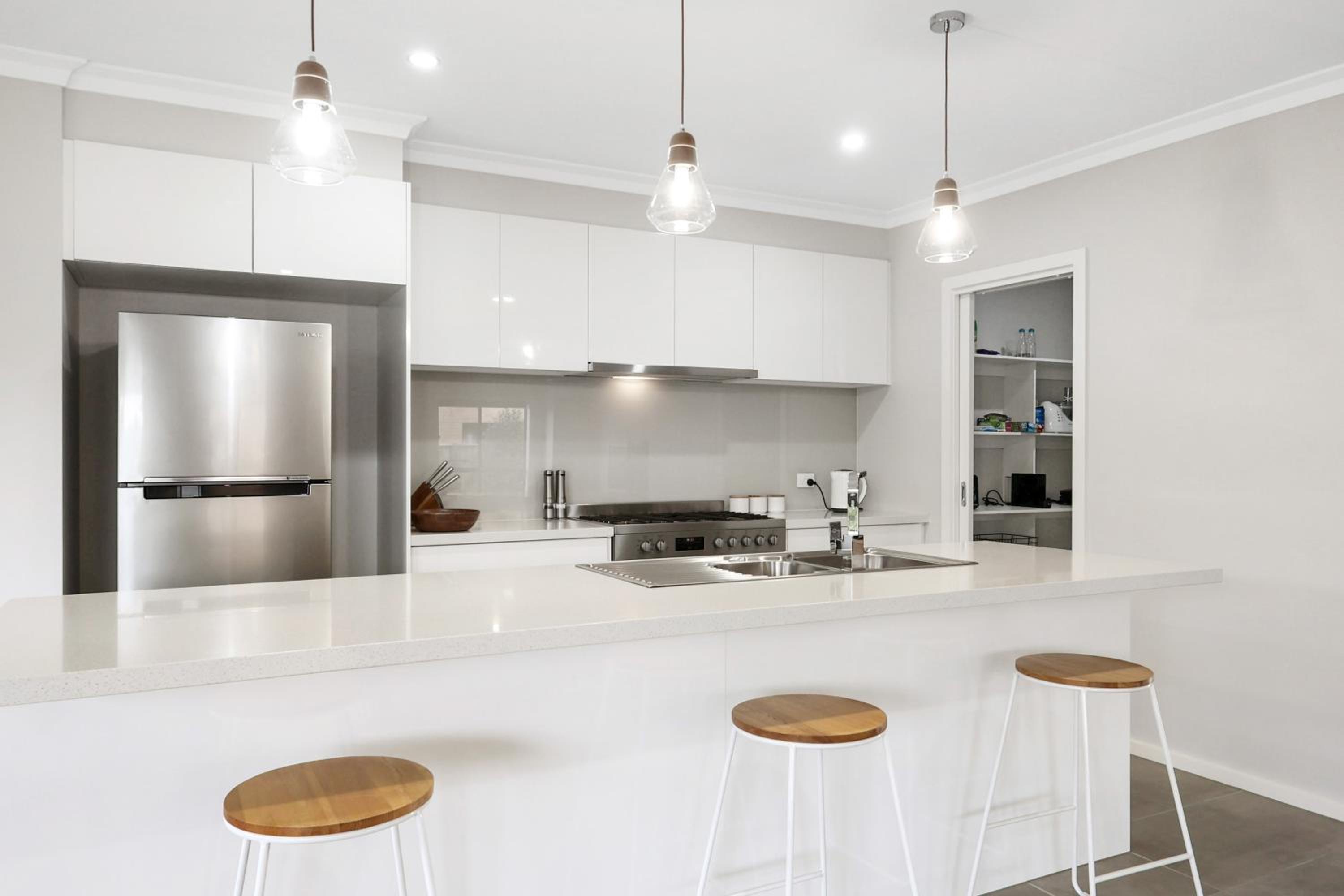 The Shore- Modern family getaway, aircon, sleeps 10, pets welcome, boat parking, Bellarine Peninsula