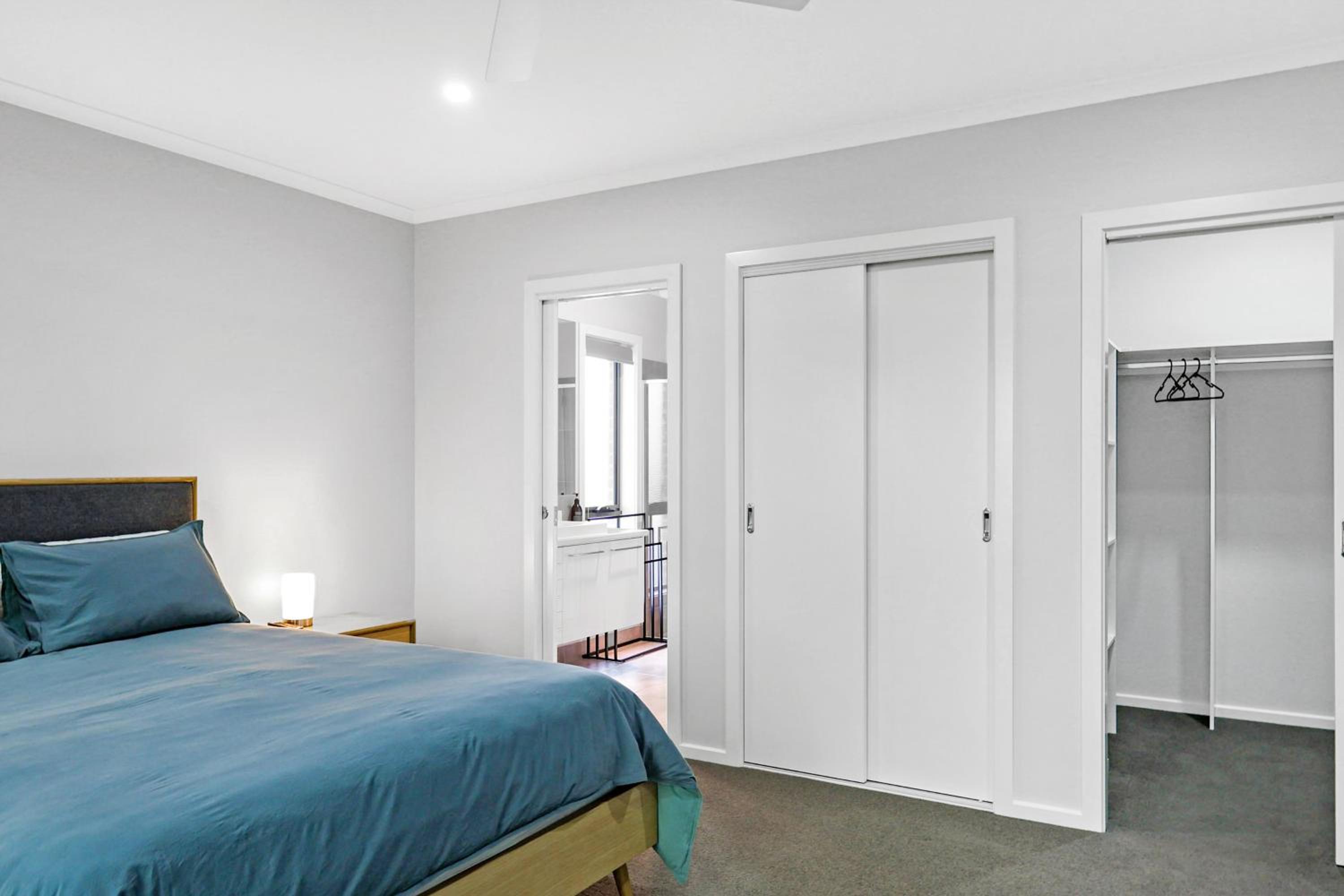 The Shore- Modern family getaway, aircon, sleeps 10, pets welcome, boat parking, Bellarine Peninsula