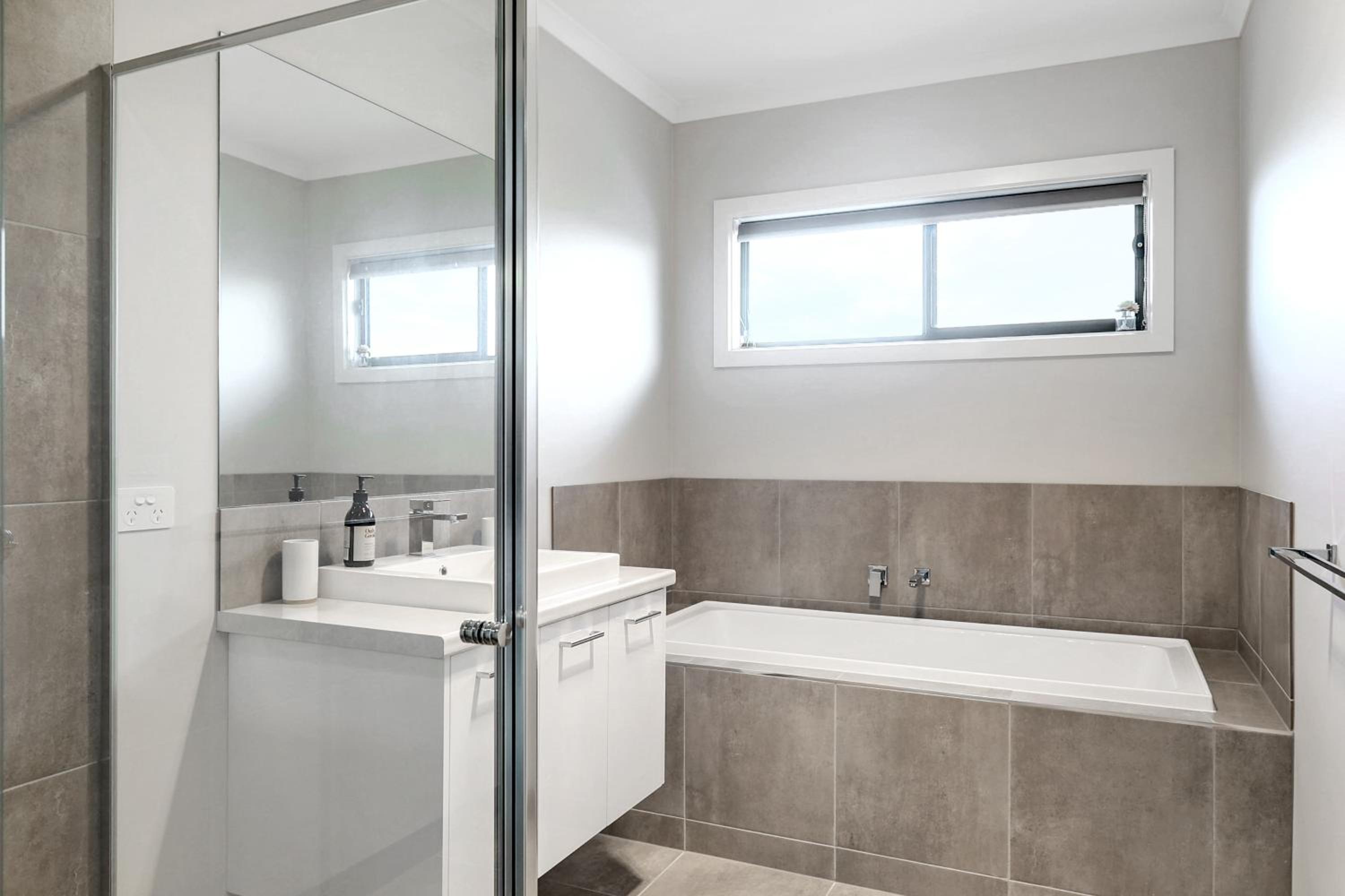 The Shore- Modern family getaway, aircon, sleeps 10, pets welcome, boat parking, Bellarine Peninsula