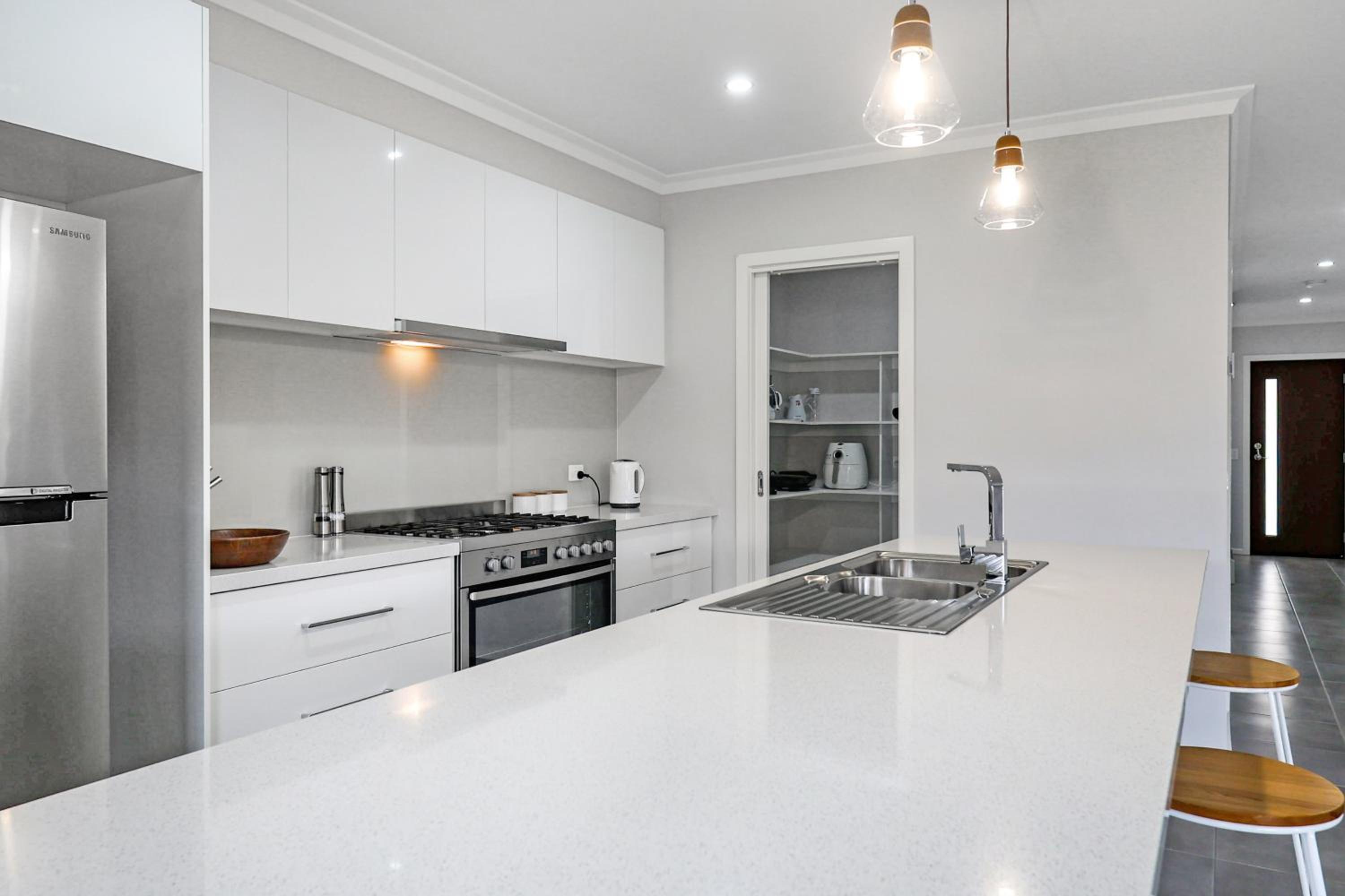 The Shore- Modern family getaway, aircon, sleeps 10, pets welcome, boat parking, Bellarine Peninsula