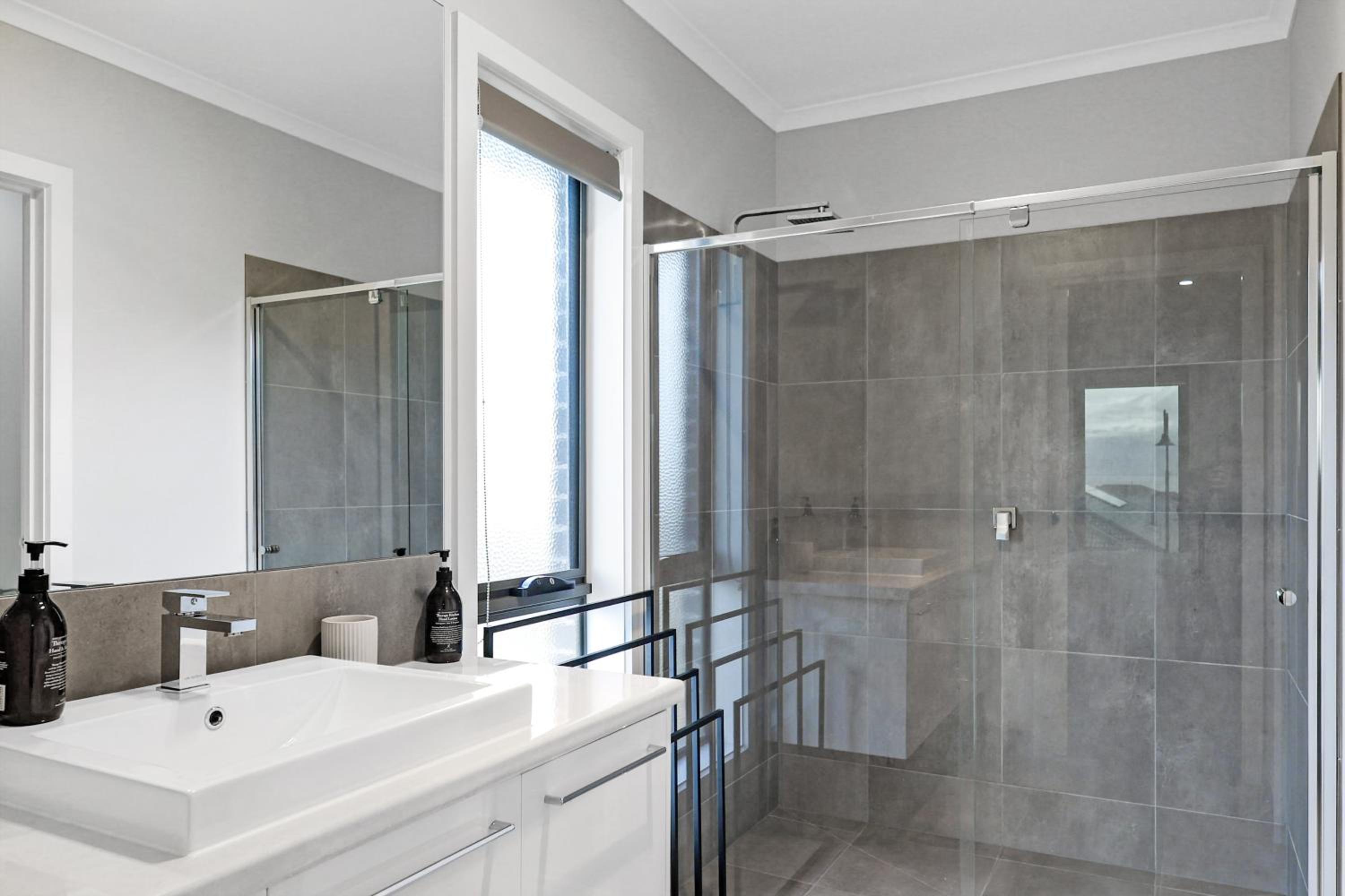 The Shore- Modern family getaway, aircon, sleeps 10, pets welcome, boat parking, Bellarine Peninsula