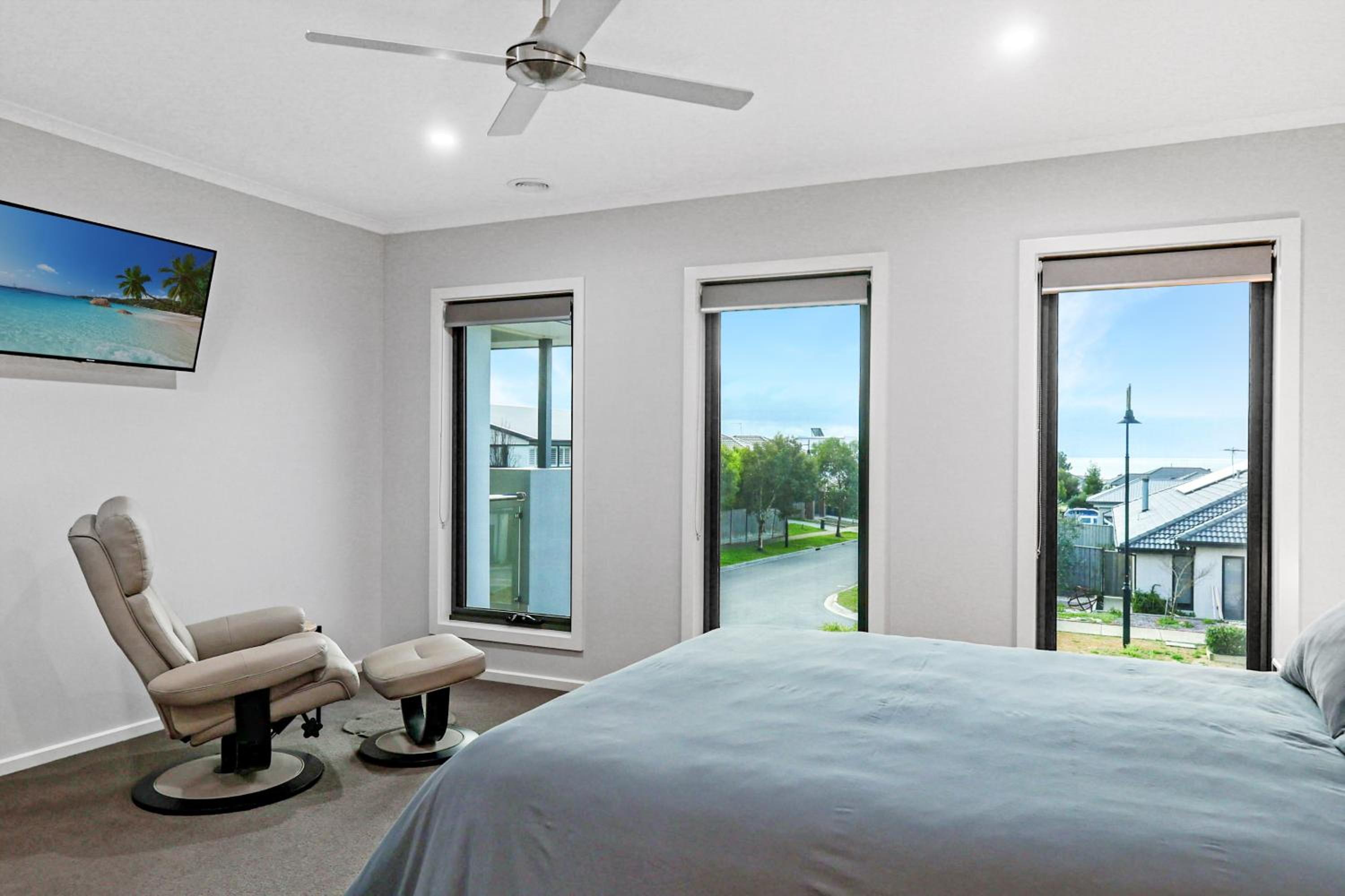 The Shore- Modern family getaway, aircon, sleeps 10, pets welcome, boat parking, Bellarine Peninsula