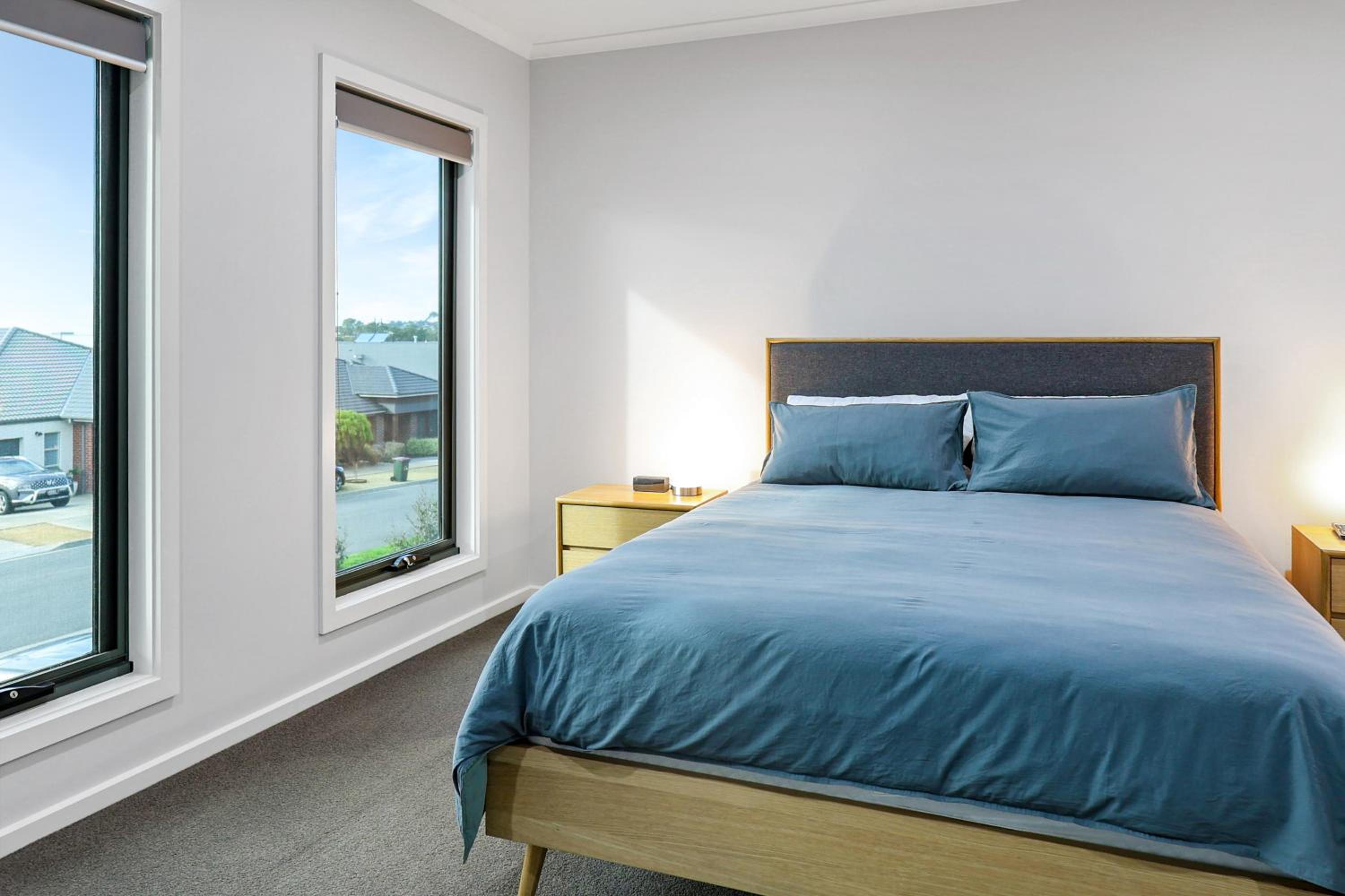 The Shore- Modern family getaway, aircon, sleeps 10, pets welcome, boat parking, Bellarine Peninsula