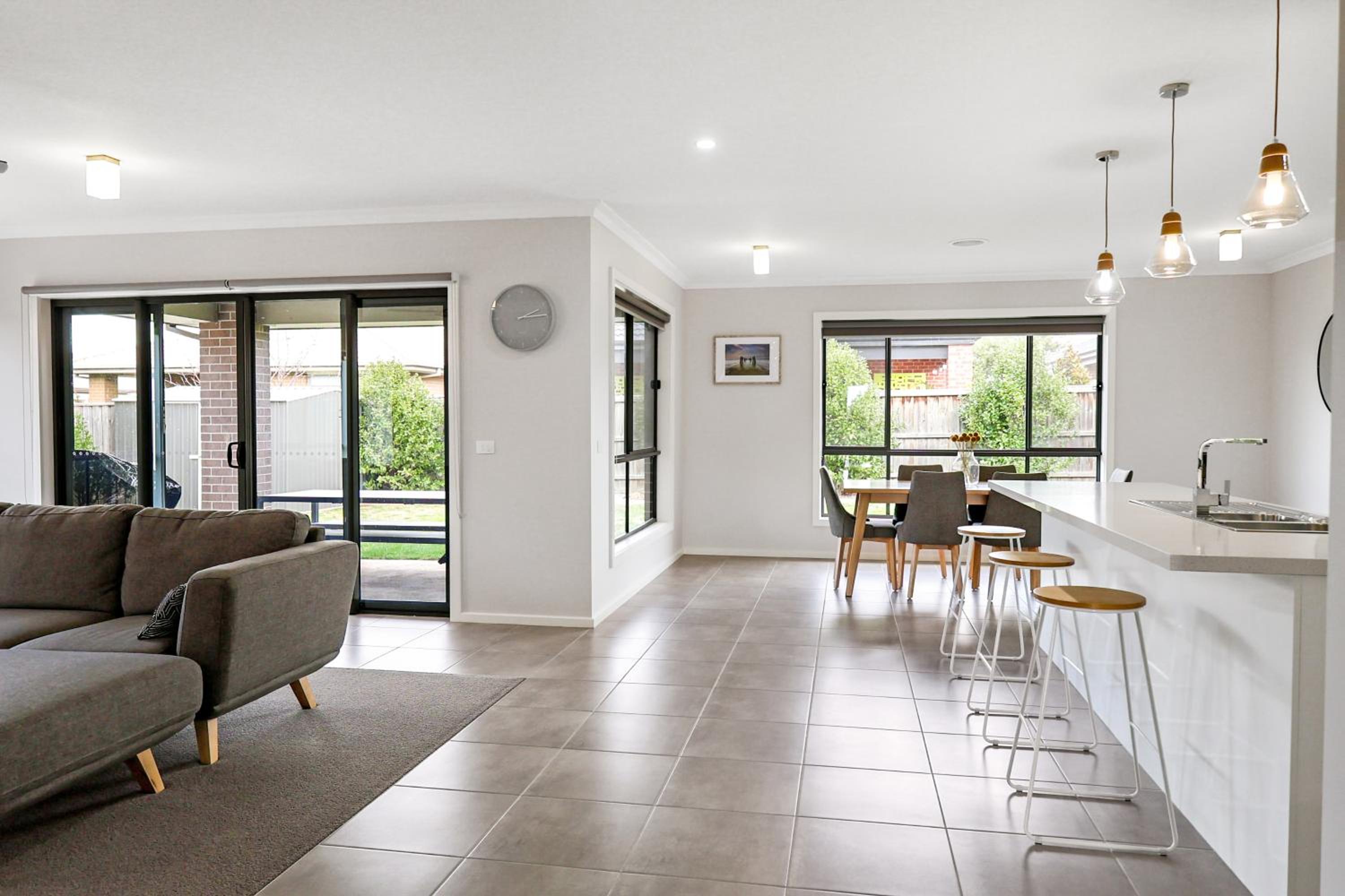 The Shore- Modern family getaway, aircon, sleeps 10, pets welcome, boat parking, Bellarine Peninsula