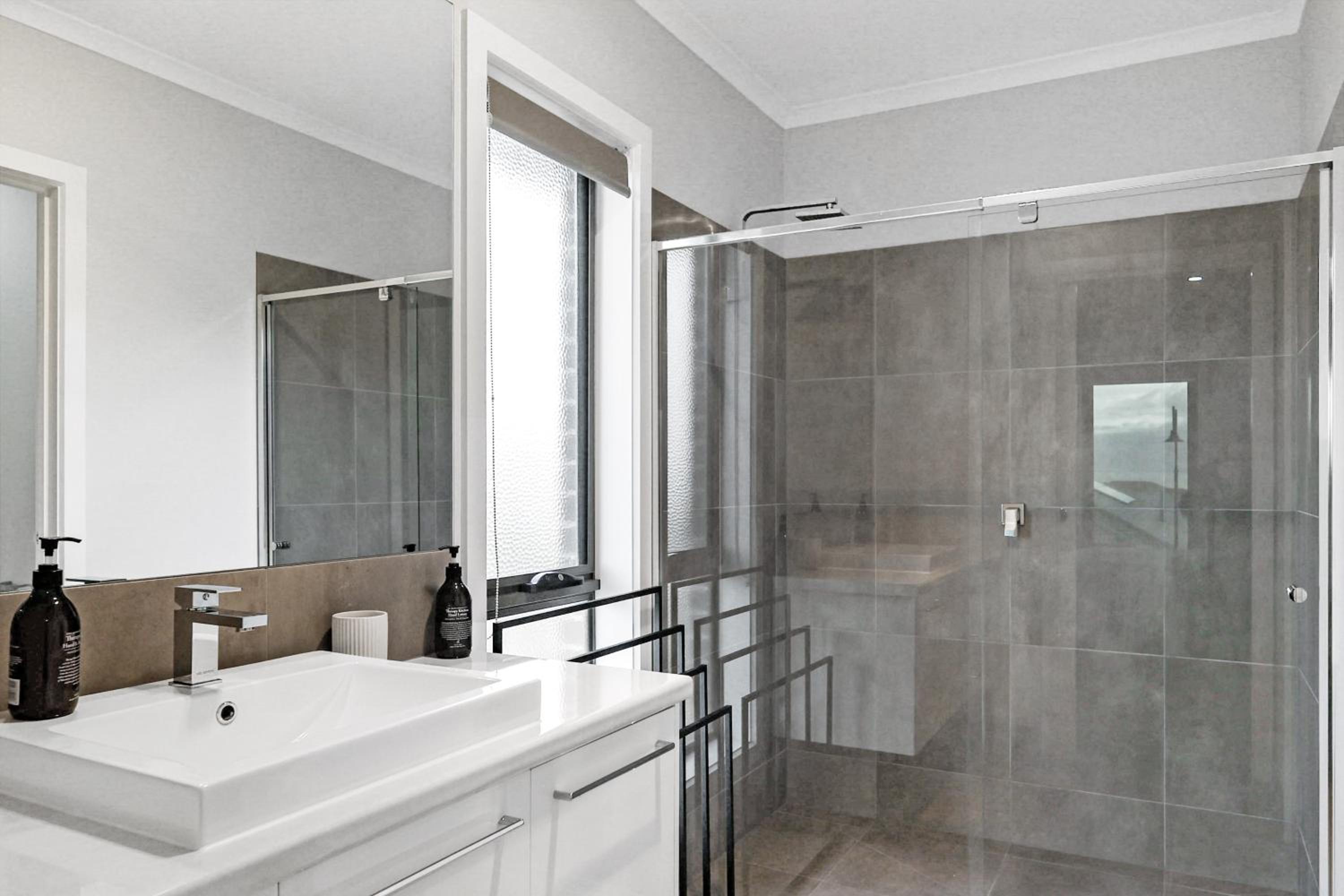 The Shore- Modern family getaway, aircon, sleeps 10, pets welcome, boat parking, Bellarine Peninsula