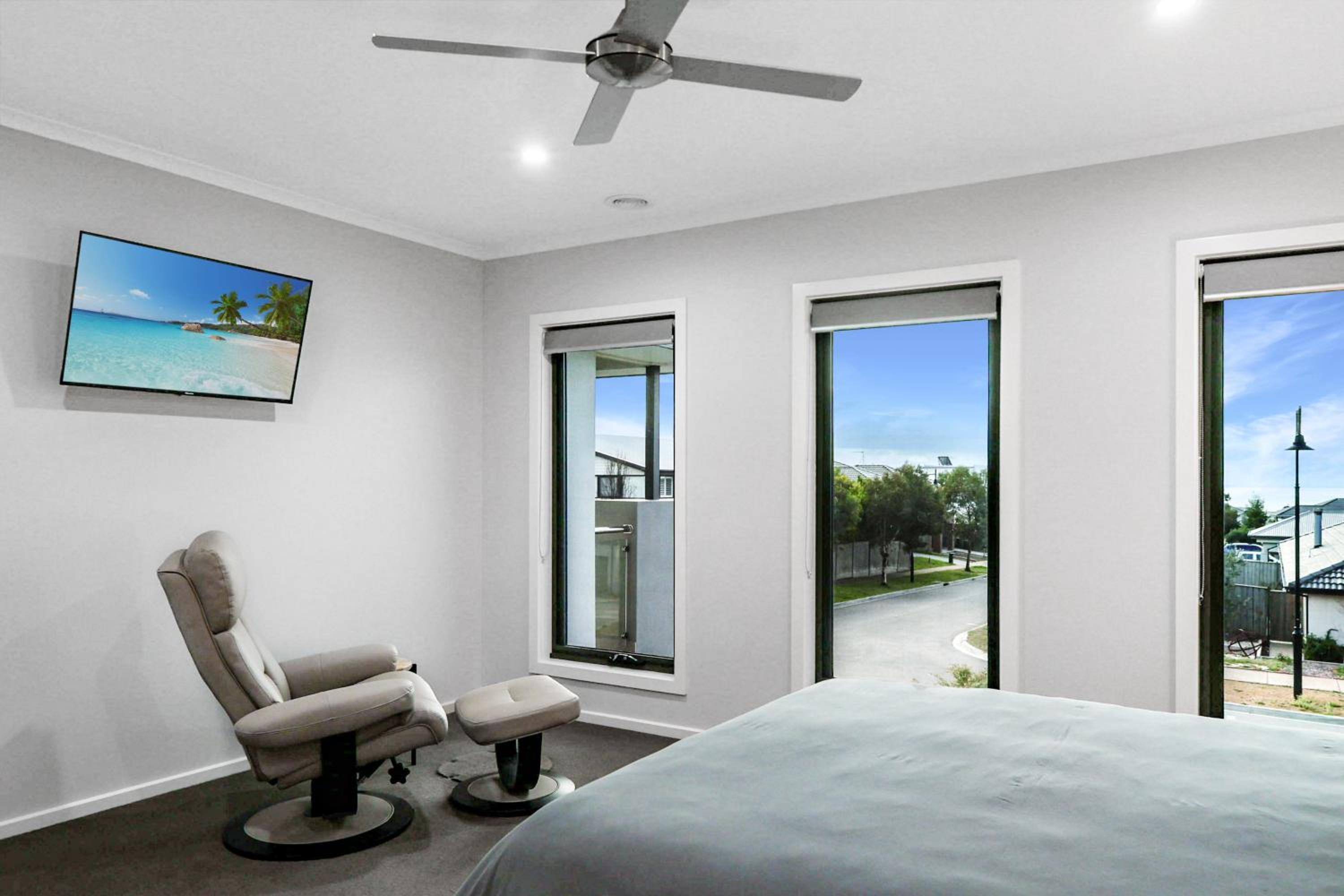 The Shore- Modern family getaway, aircon, sleeps 10, pets welcome, boat parking, Bellarine Peninsula