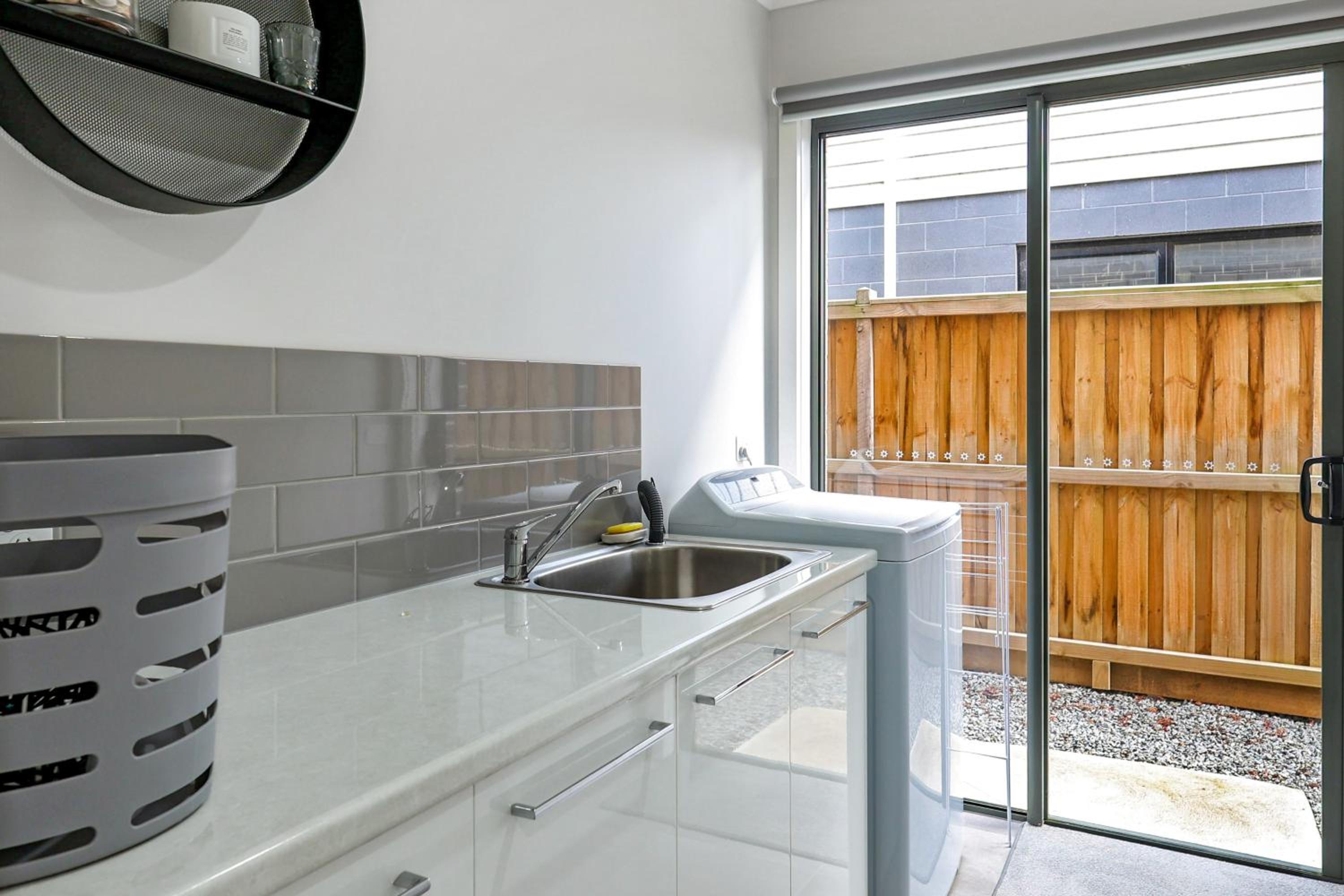 The Shore- Modern family getaway, aircon, sleeps 10, pets welcome, boat parking, Bellarine Peninsula