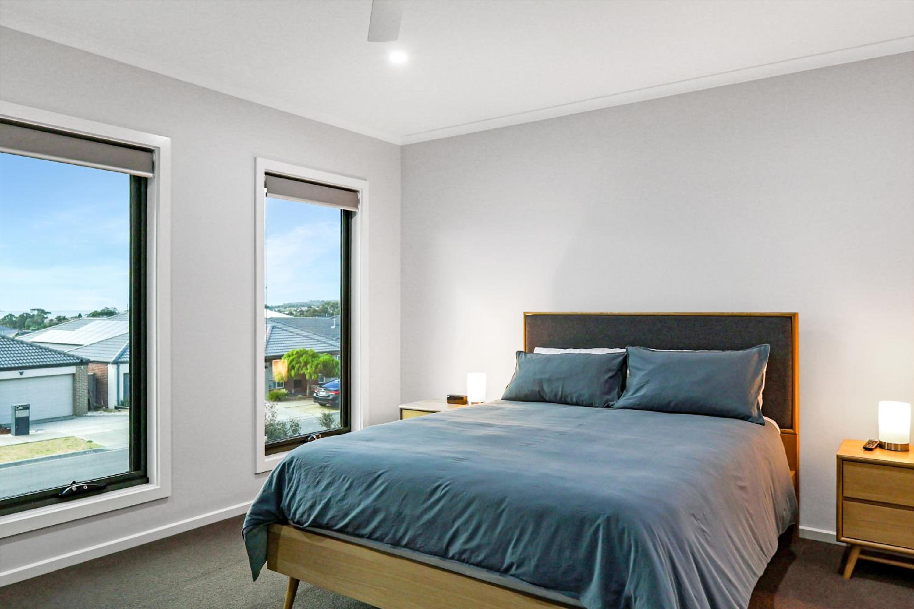 The Shore- Modern family getaway, aircon, sleeps 10, pets welcome, boat parking, Bellarine Peninsula