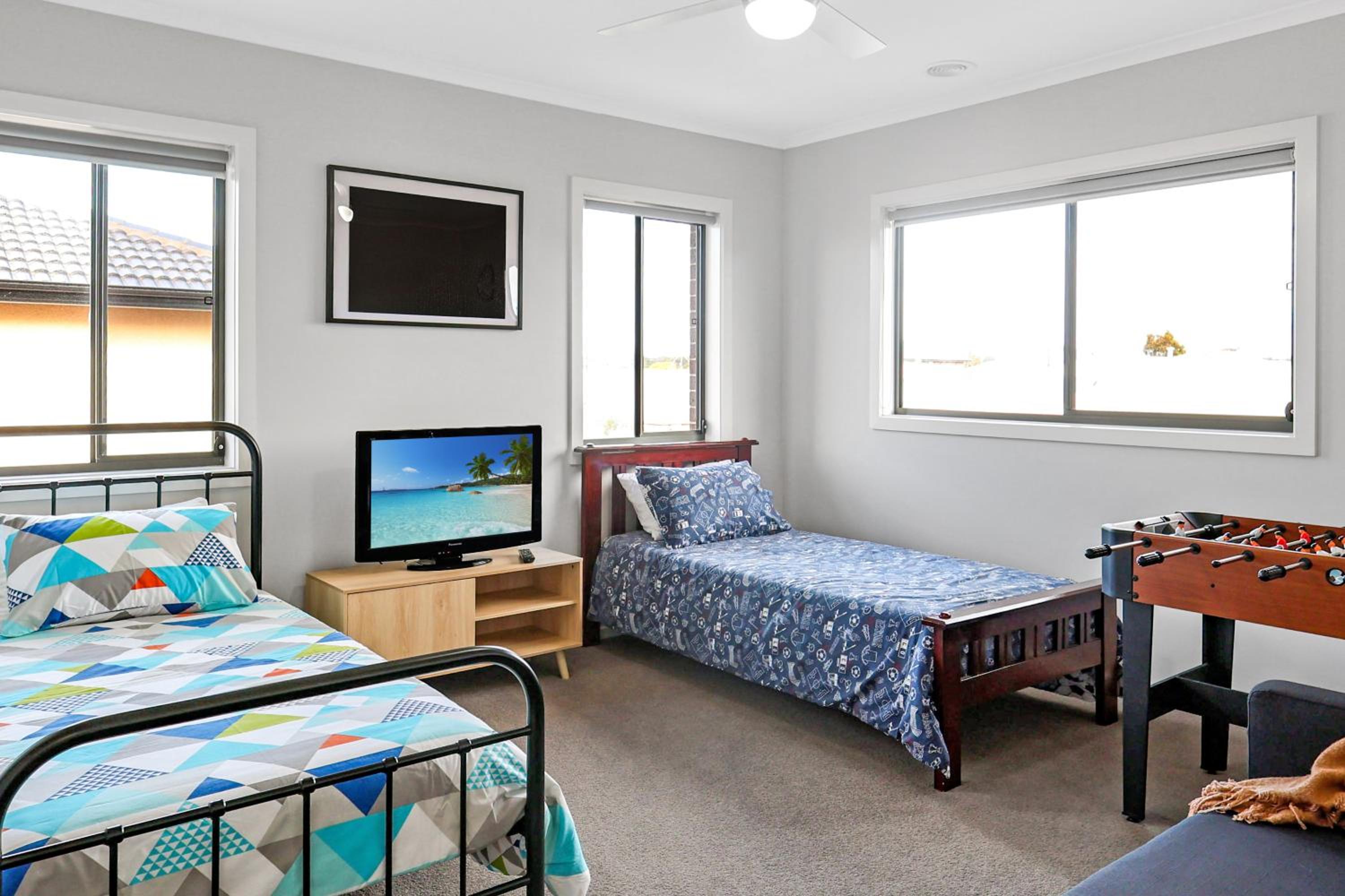 The Shore- Modern family getaway, aircon, sleeps 10, pets welcome, boat parking, Bellarine Peninsula
