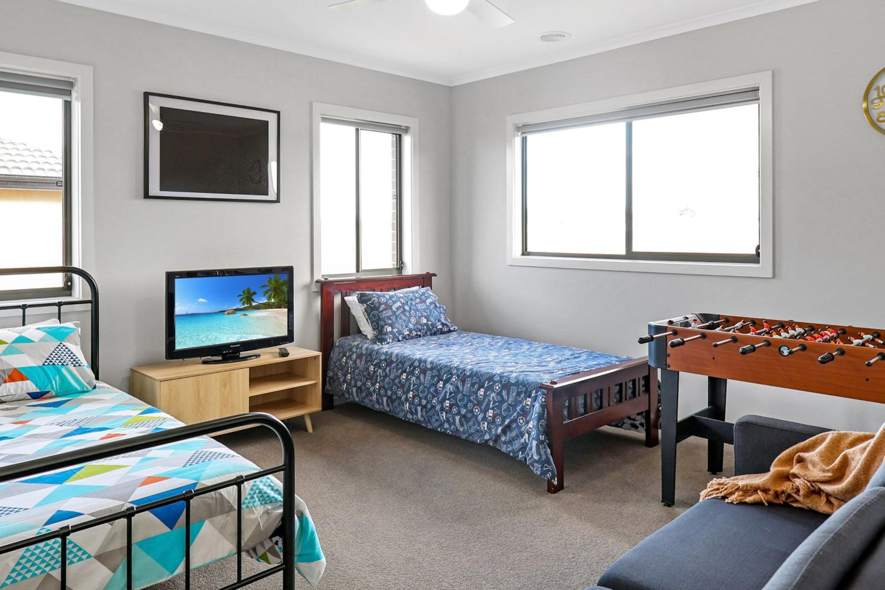 The Shore- Modern family getaway, aircon, sleeps 10, pets welcome, boat parking, Bellarine Peninsula