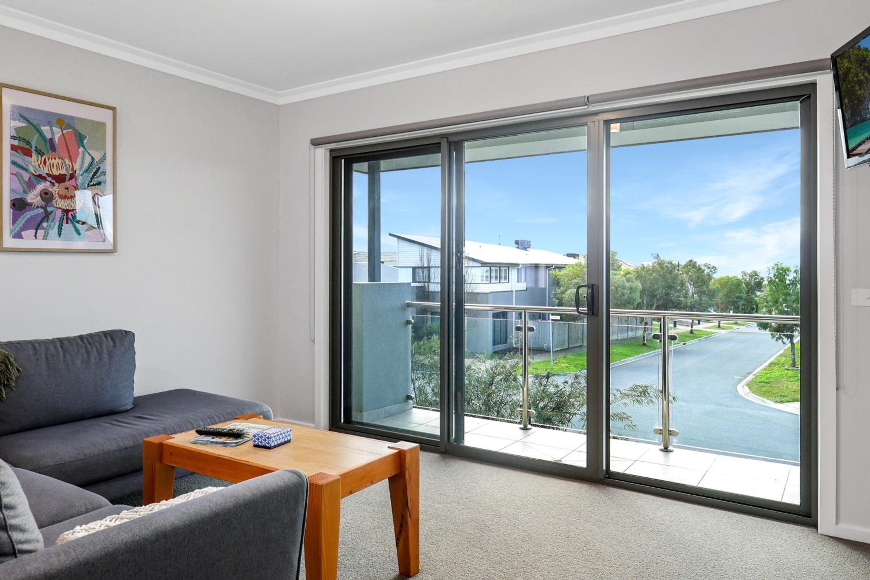 The Shore- Modern family getaway, aircon, sleeps 10, pets welcome, boat parking, Bellarine Peninsula