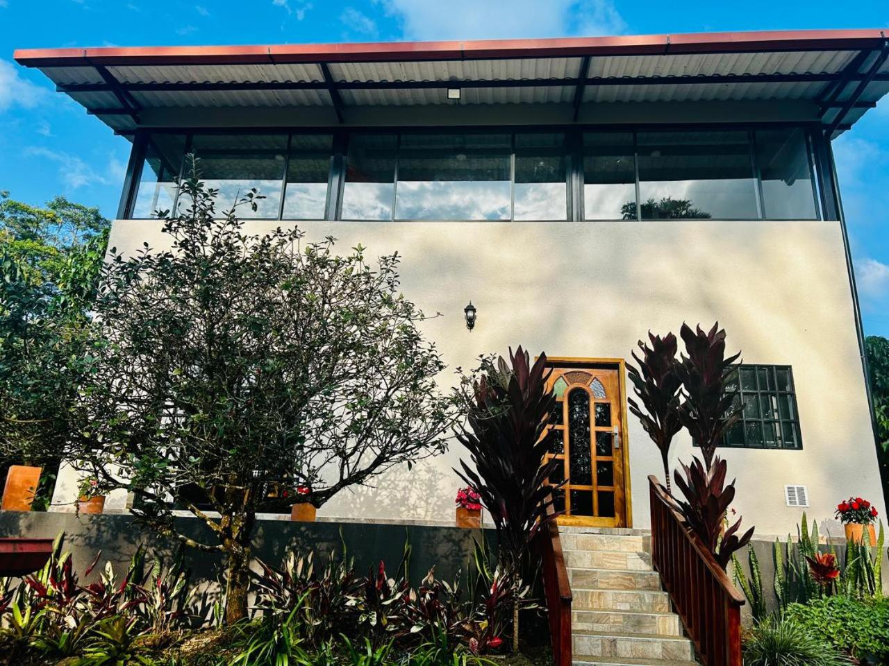 Bio-Hotel entre café, bosque y montañas