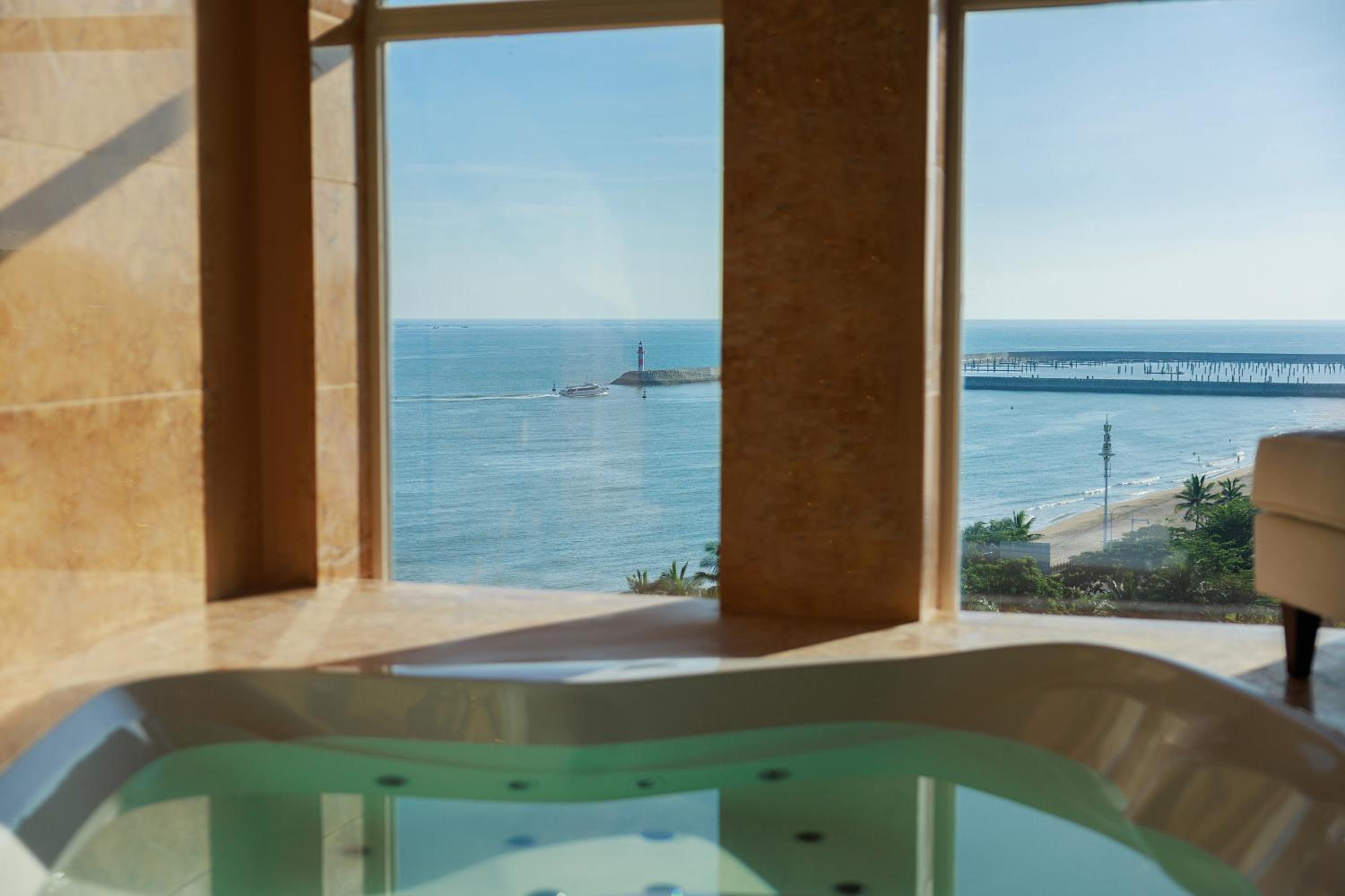 Crowne Plaza Resort Sanya Bay by IHG