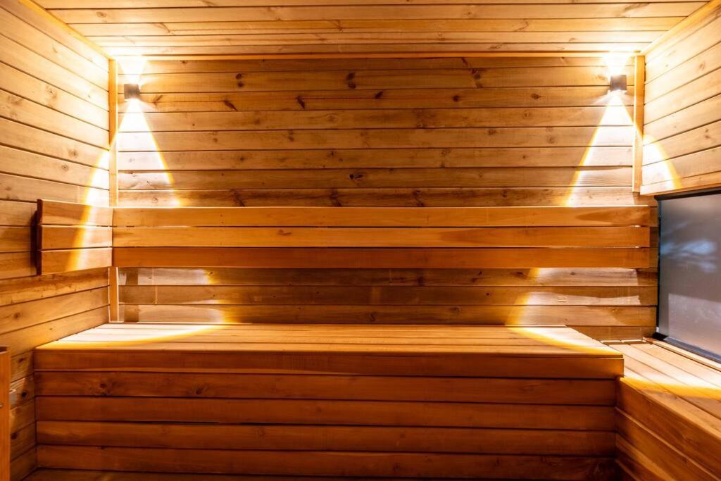 Private Sauna Jacuzzi Billiard Gym Luxury Retreat