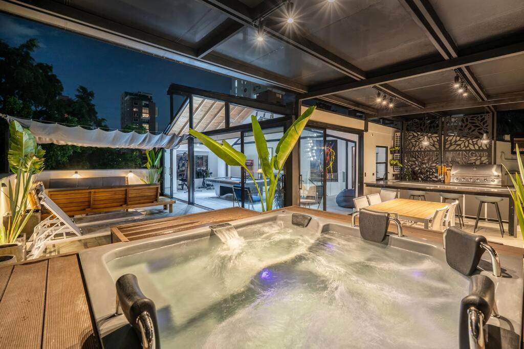 Private Sauna Jacuzzi Billiard Gym Luxury Retreat