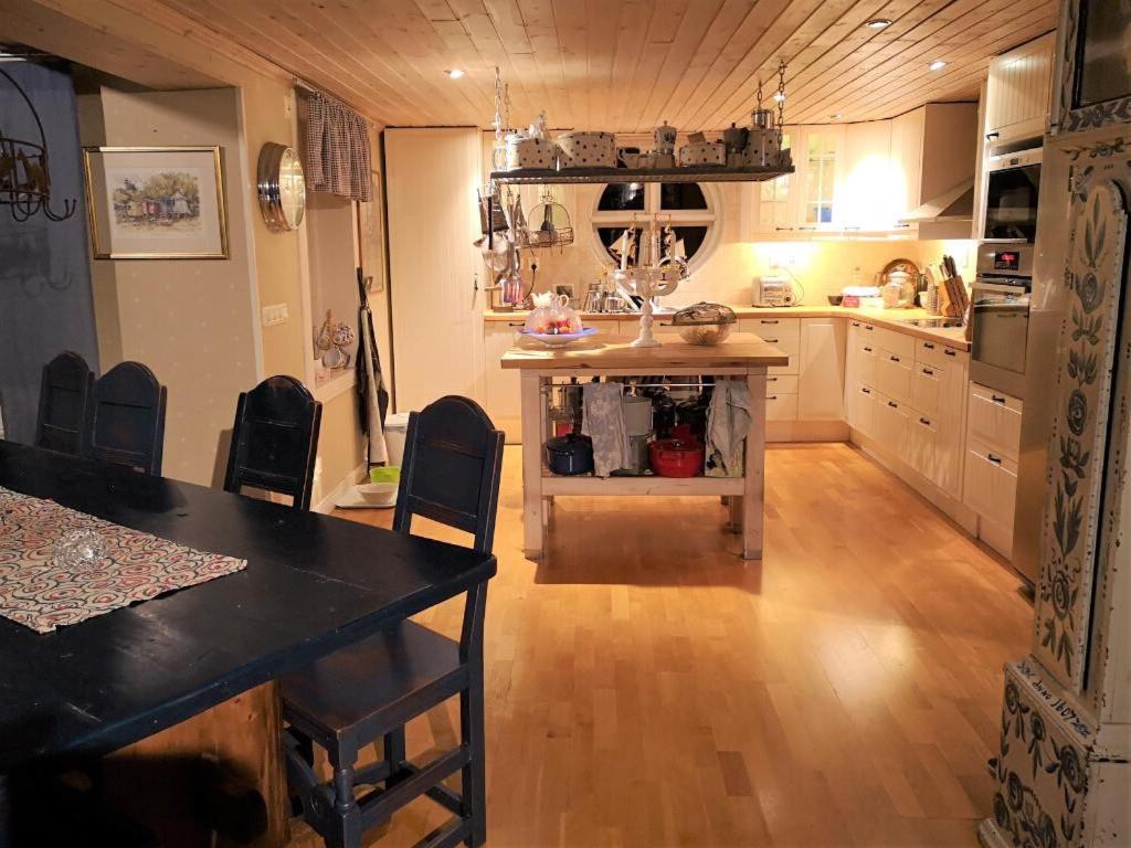 Awesome Home In Färjestaden With 5 Bedrooms And Wifi view 2