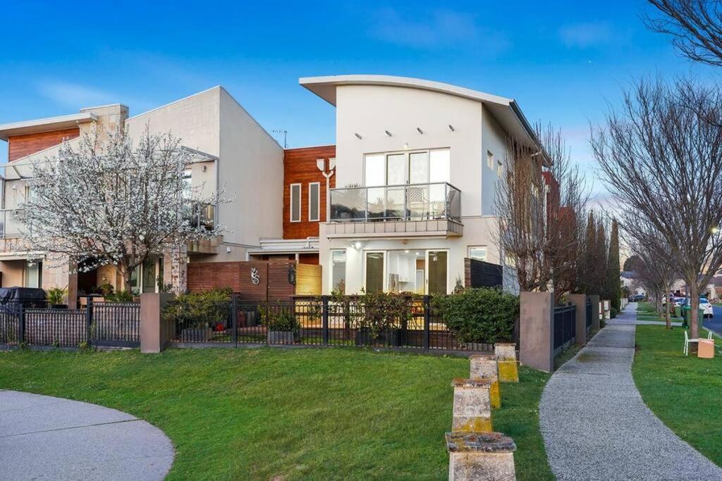 StayAU Pakenham Townhouse with Lakeview