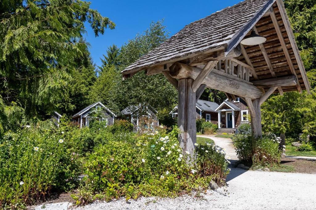Seabrook 2 Bedroom cottage with hot tub, pets OK view 4