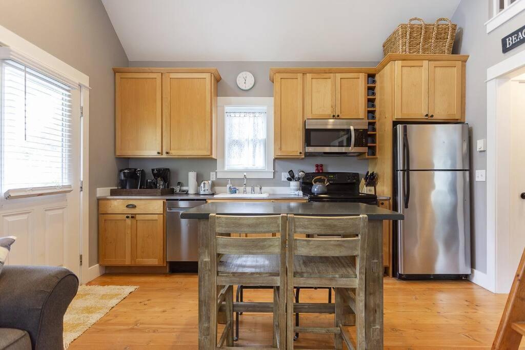 Seabrook 2 Bedroom cottage with hot tub, pets OK view 5