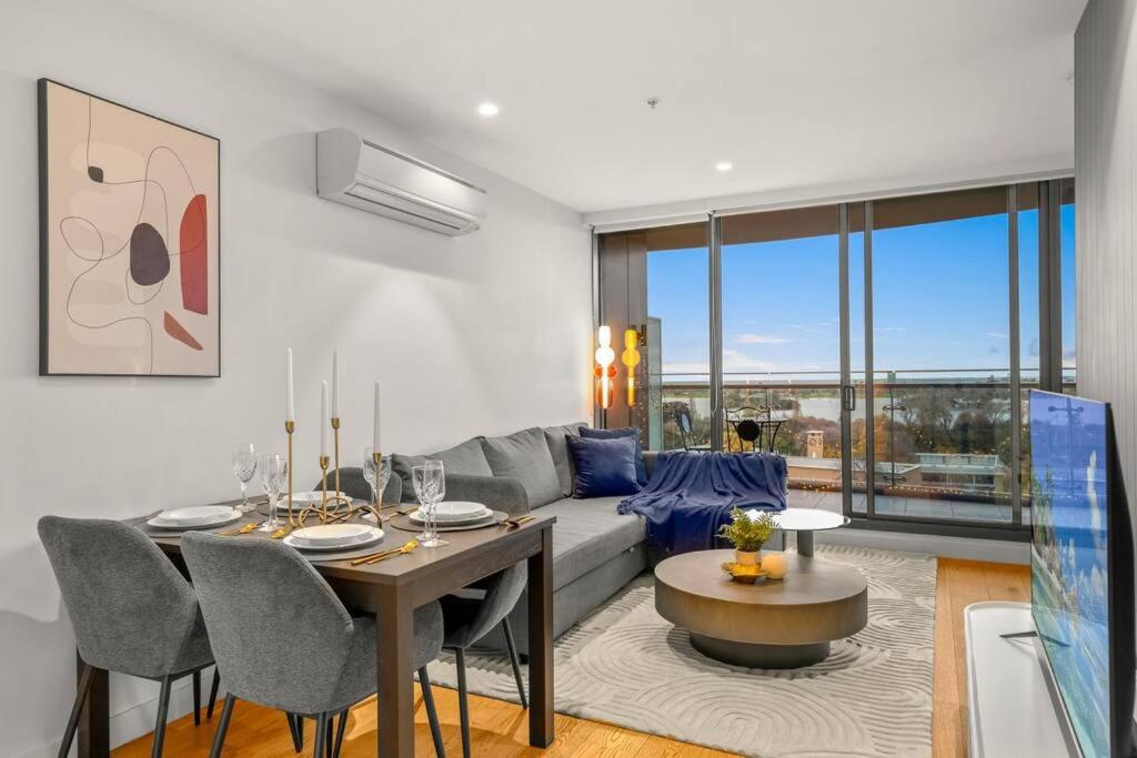 Unwind with Beautiful Park & Bay Views