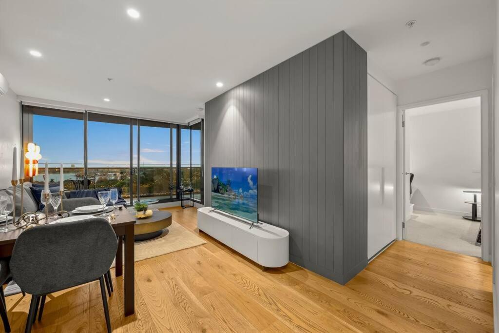 Unwind with Beautiful Park & Bay Views