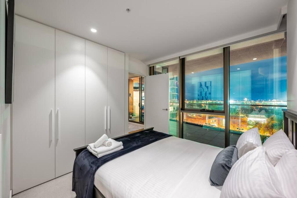 Unwind with Beautiful Park & Bay Views